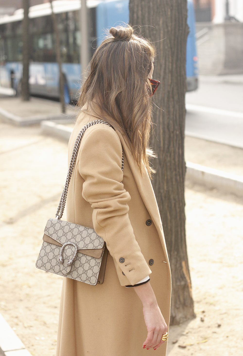 camel coat strieps white ripped jeans black heels uterqüe belt gucci céline sunnies outfit fashion style02