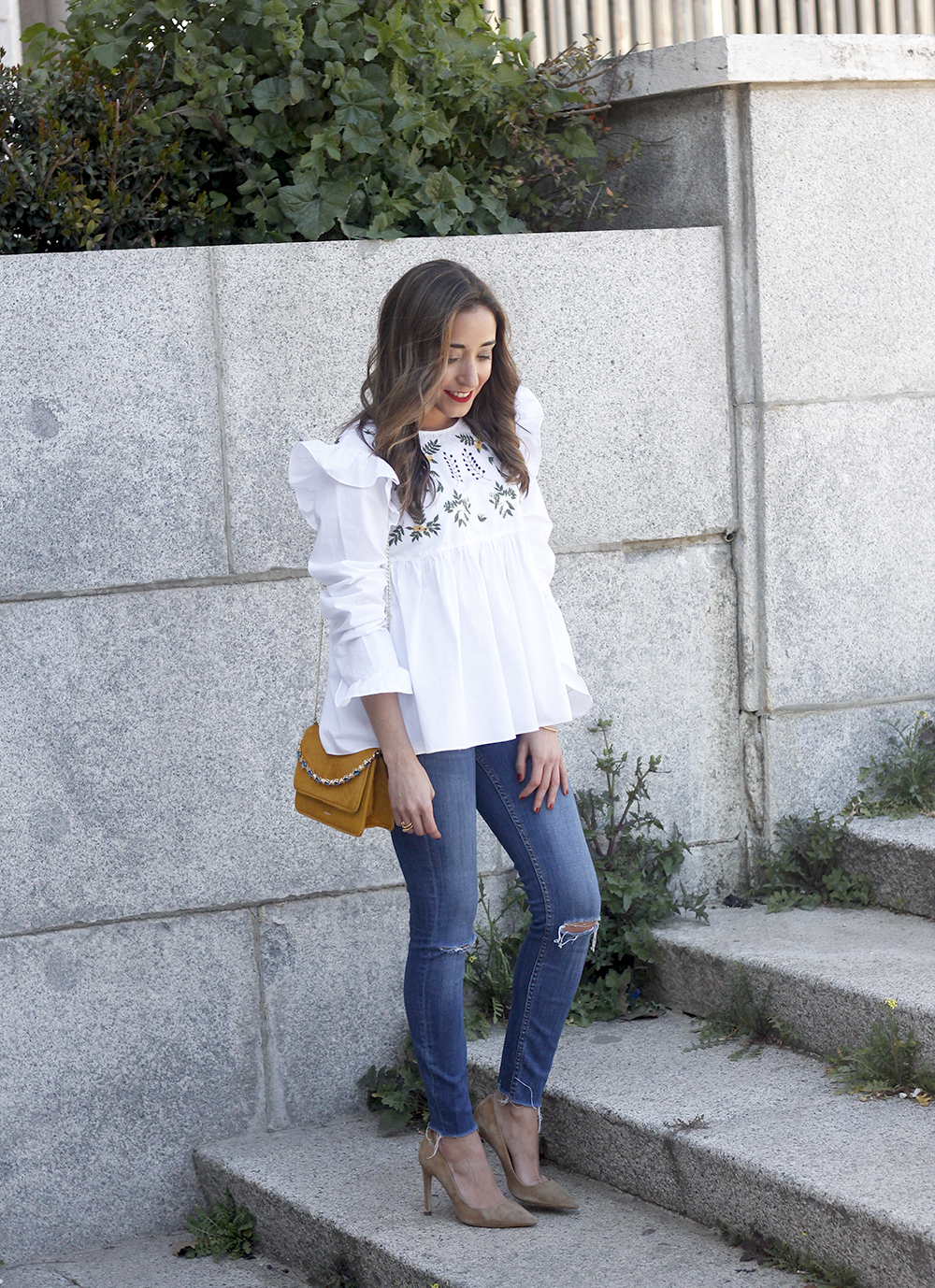 White blouse with ruffles and flower embroidery ripped jeans heels uterqüe bag fashion style outfit04