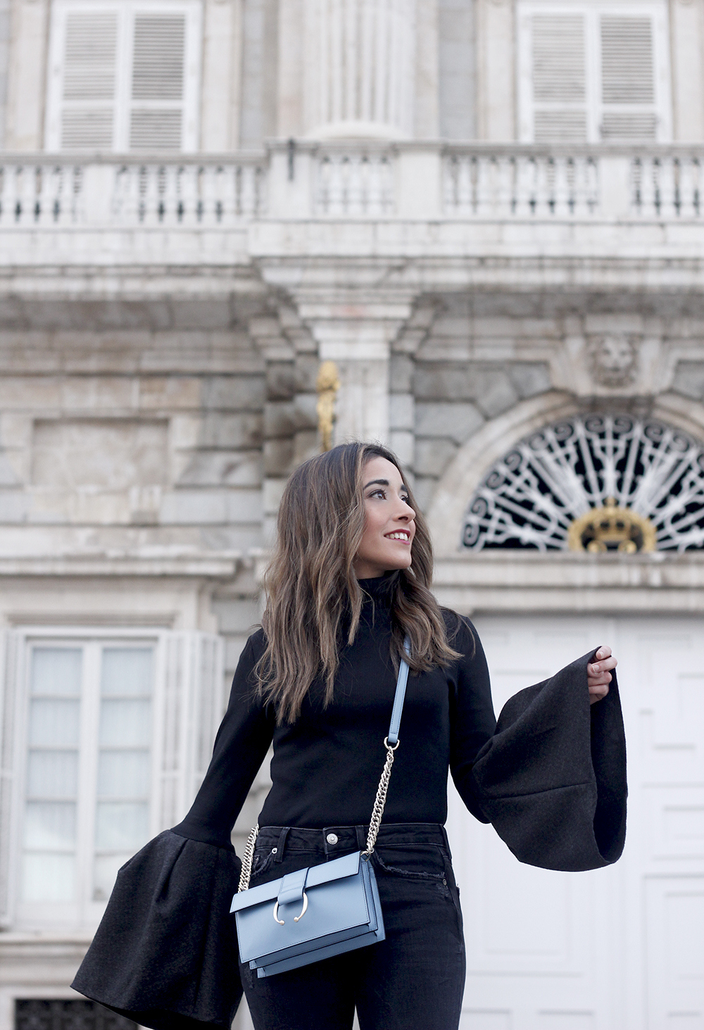 Black sweater with bell sleeves black jeans heels uterqüe bag palacio real madrid street style fashion outfit19