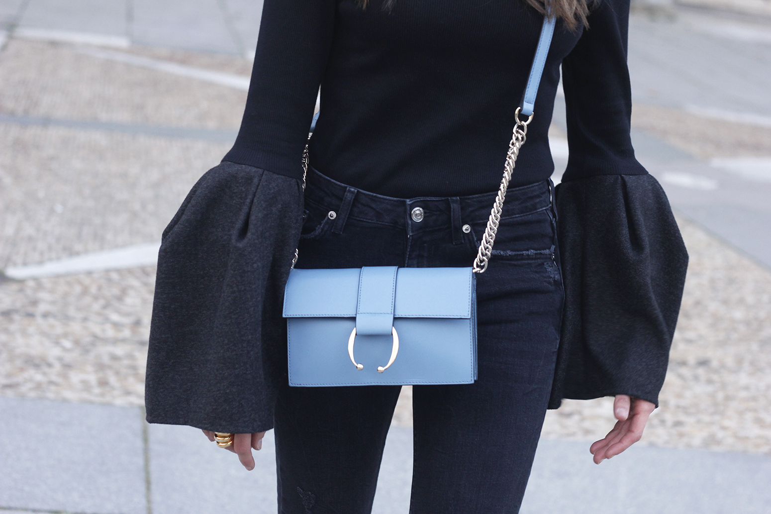 Black sweater with bell sleeves black jeans heels uterqüe bag palacio real madrid street style fashion outfit21