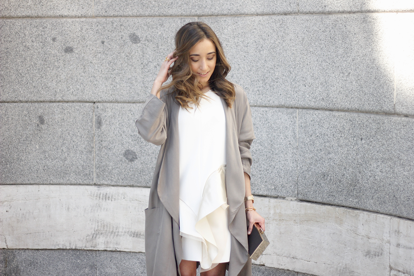 White dress with ruffles trench nude heels clutch accessories outfit style13