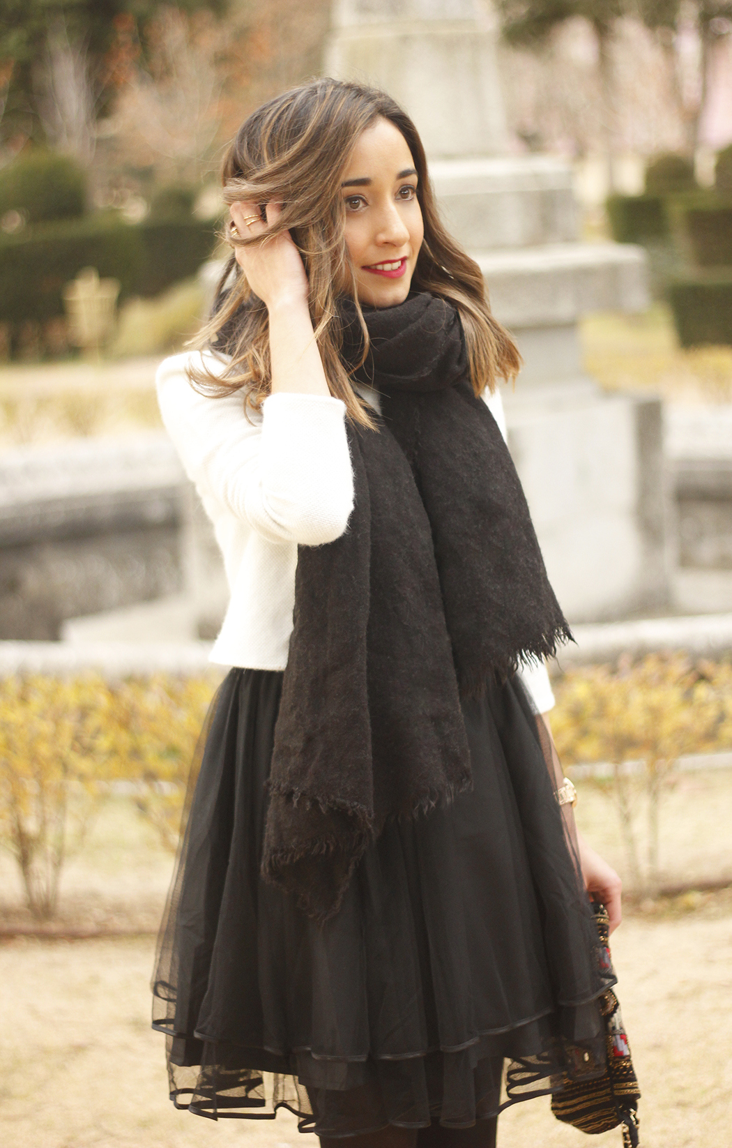 black tulle skirt white sweater black scarf outfit heels05