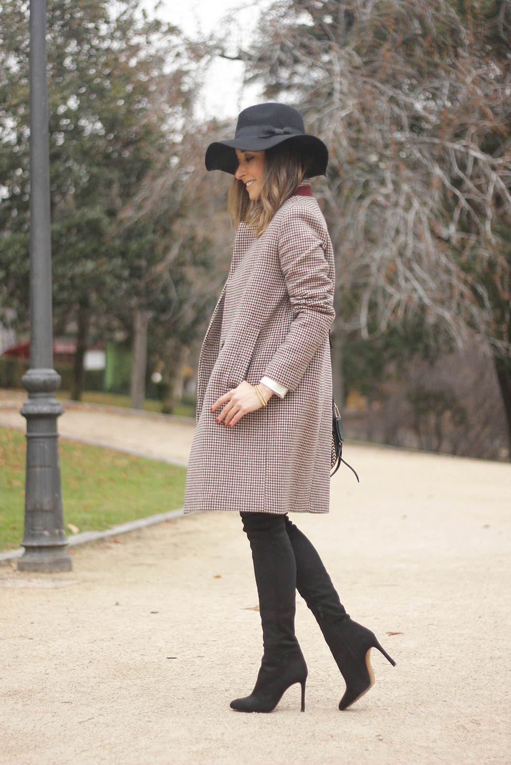 houndstooth coat, white sweater, over the knee boots, black hat, outfit, style, jeans03