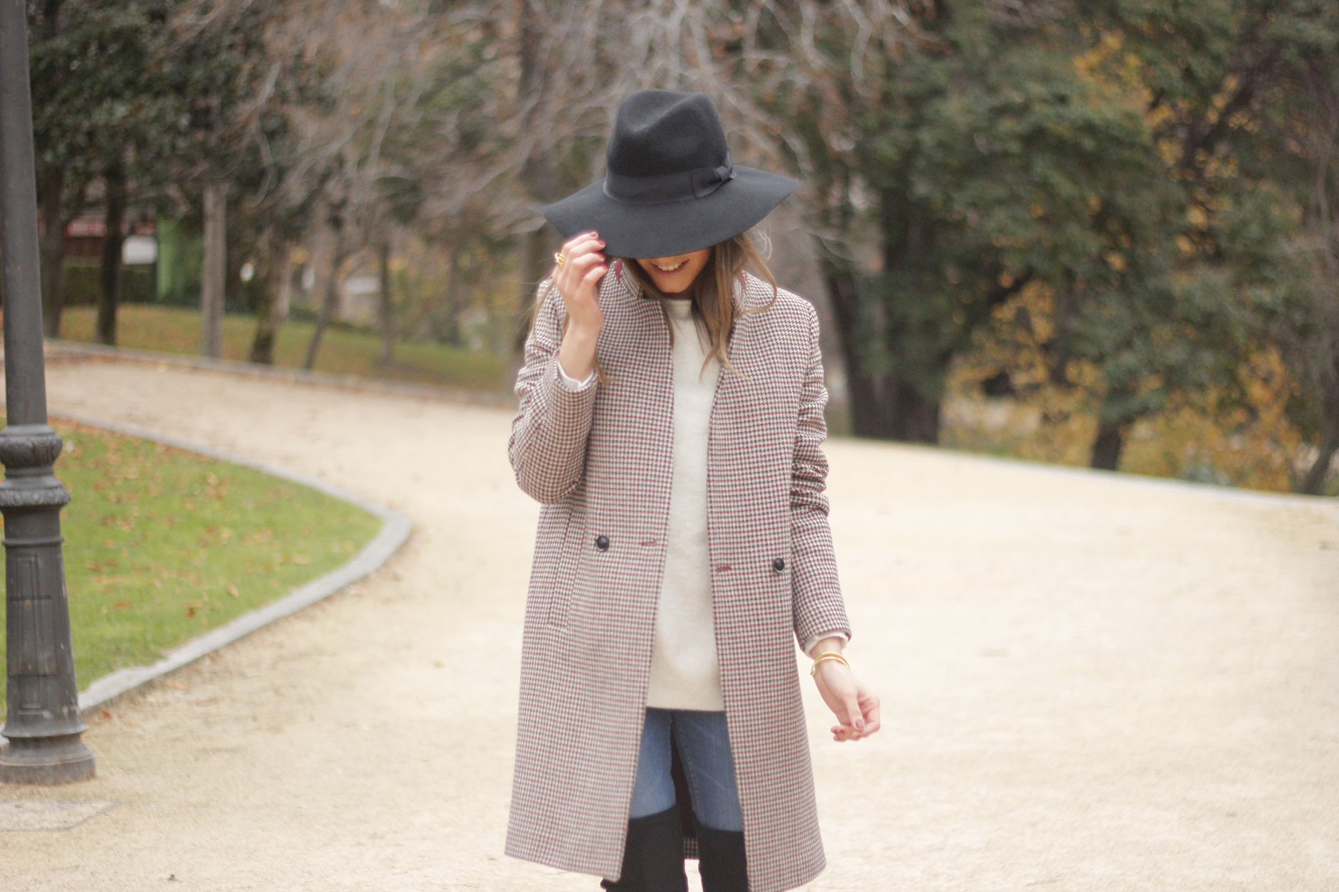 houndstooth coat, white sweater, over the knee boots, black hat, outfit, style, jeans09