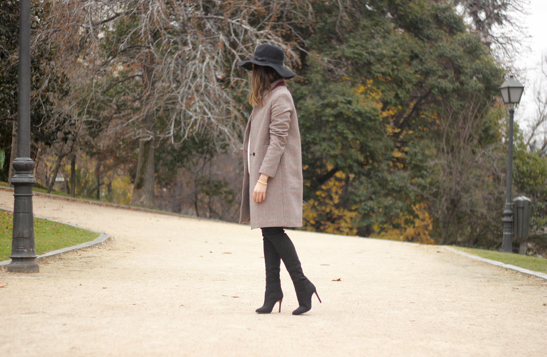 houndstooth coat, white sweater, over the knee boots, black hat, outfit, style, jeans01