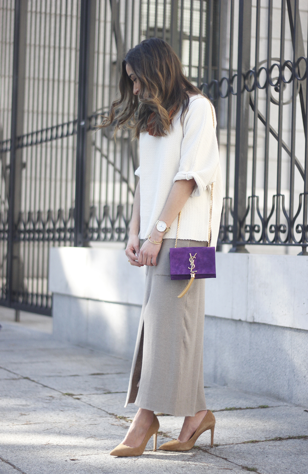 maxi grey knitted skirt saint laurent handbag nude heels outfit03