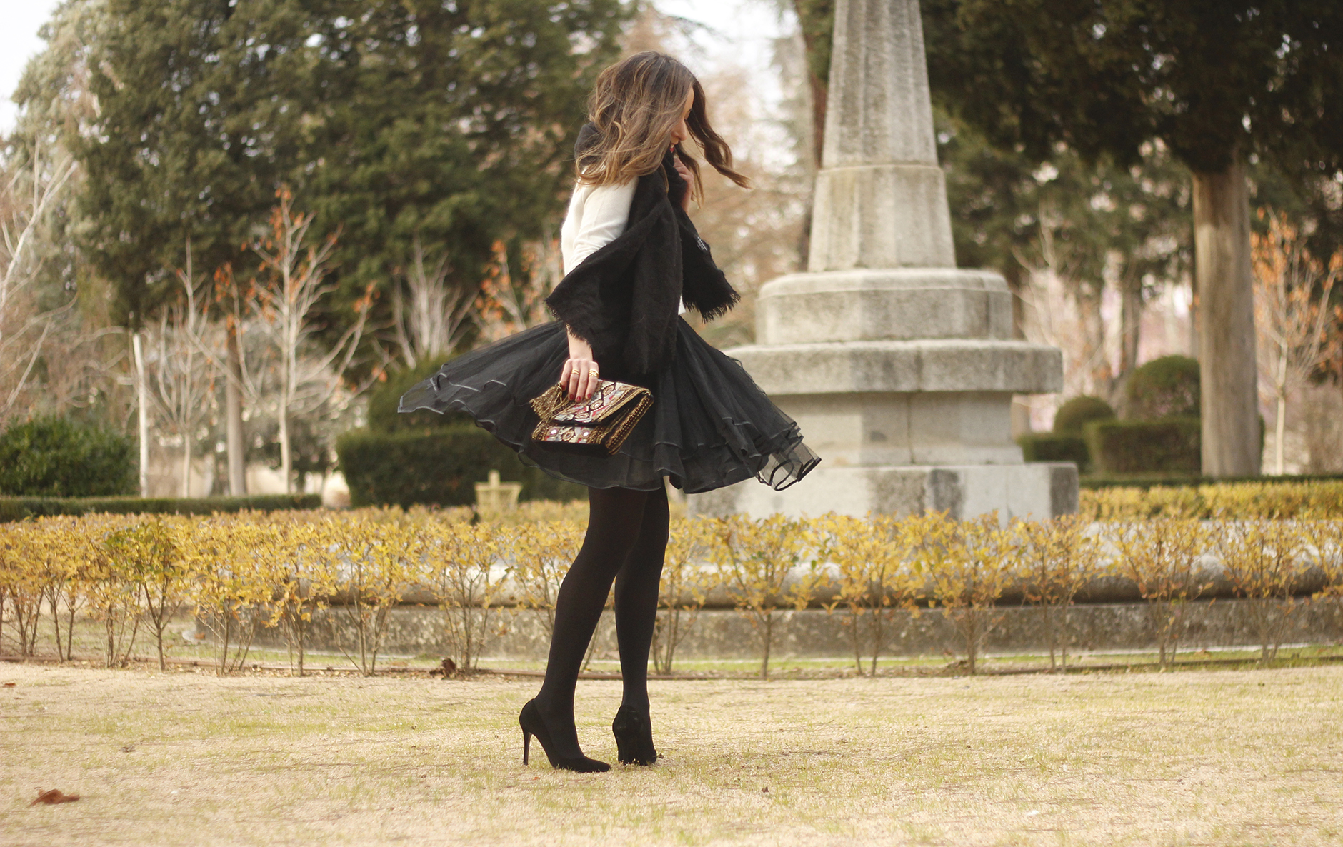 black tulle skirt white sweater black scarf outfit heels20