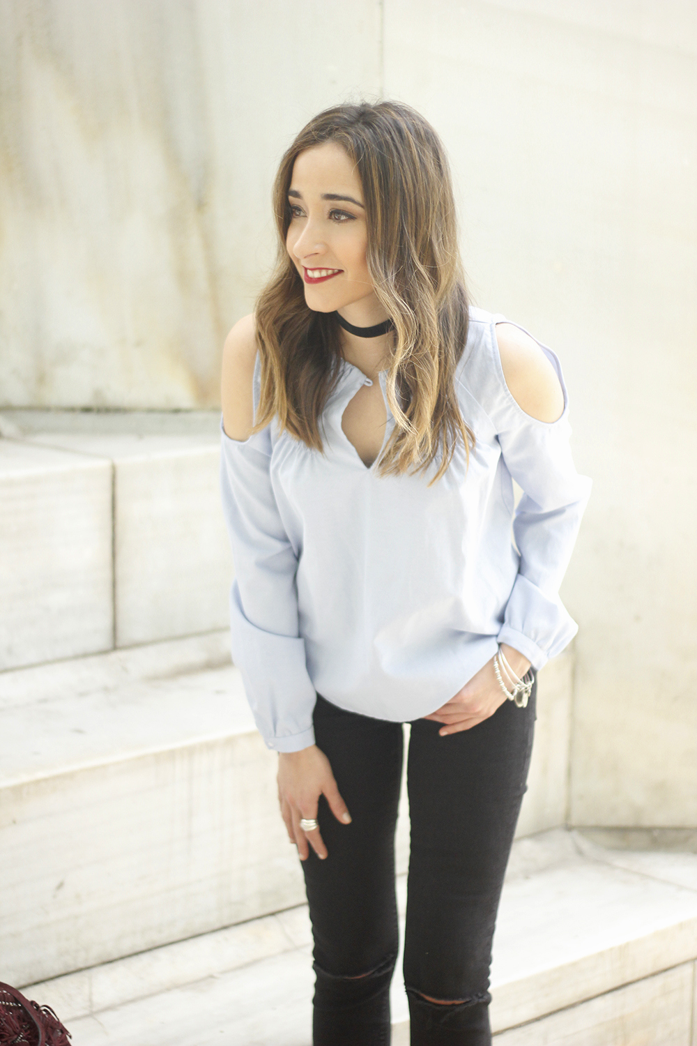 off the shoulders top black ripped jeans nude sandals outfit04