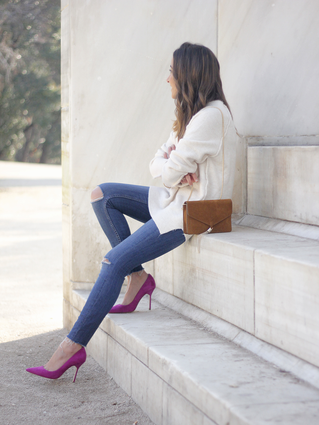 White Sweater Jeans Pink Heels Carolina Herrera outfit06