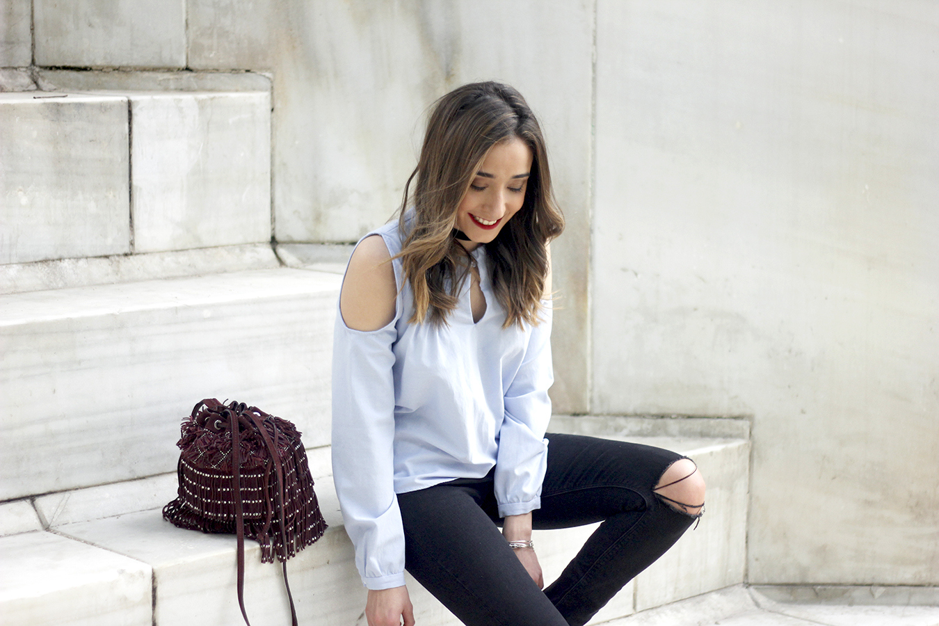 off the shoulders top black ripped jeans nude sandals outfit01