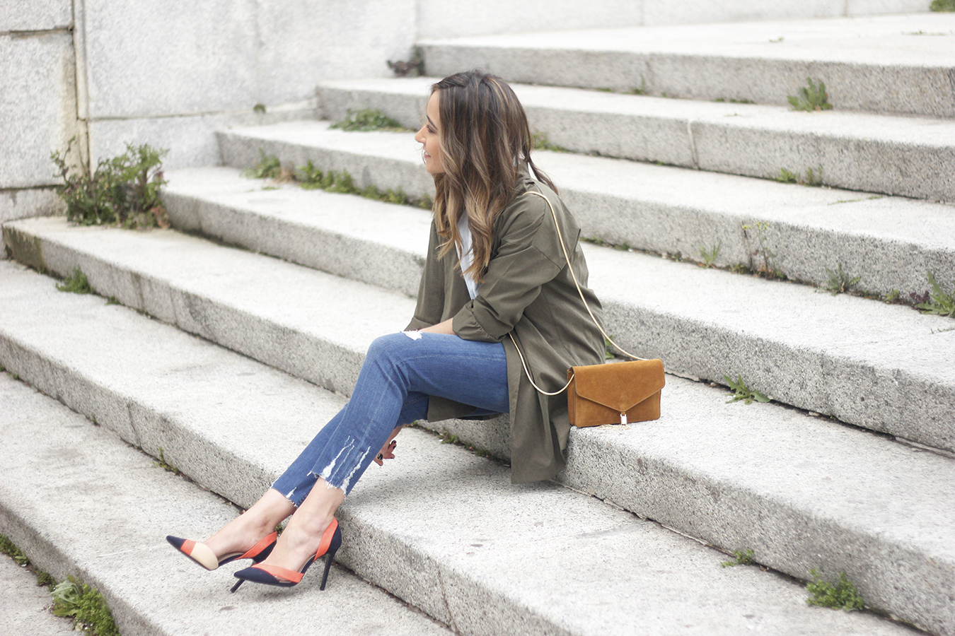Military green shirt heels choker accessories jeans suede bag outfit11