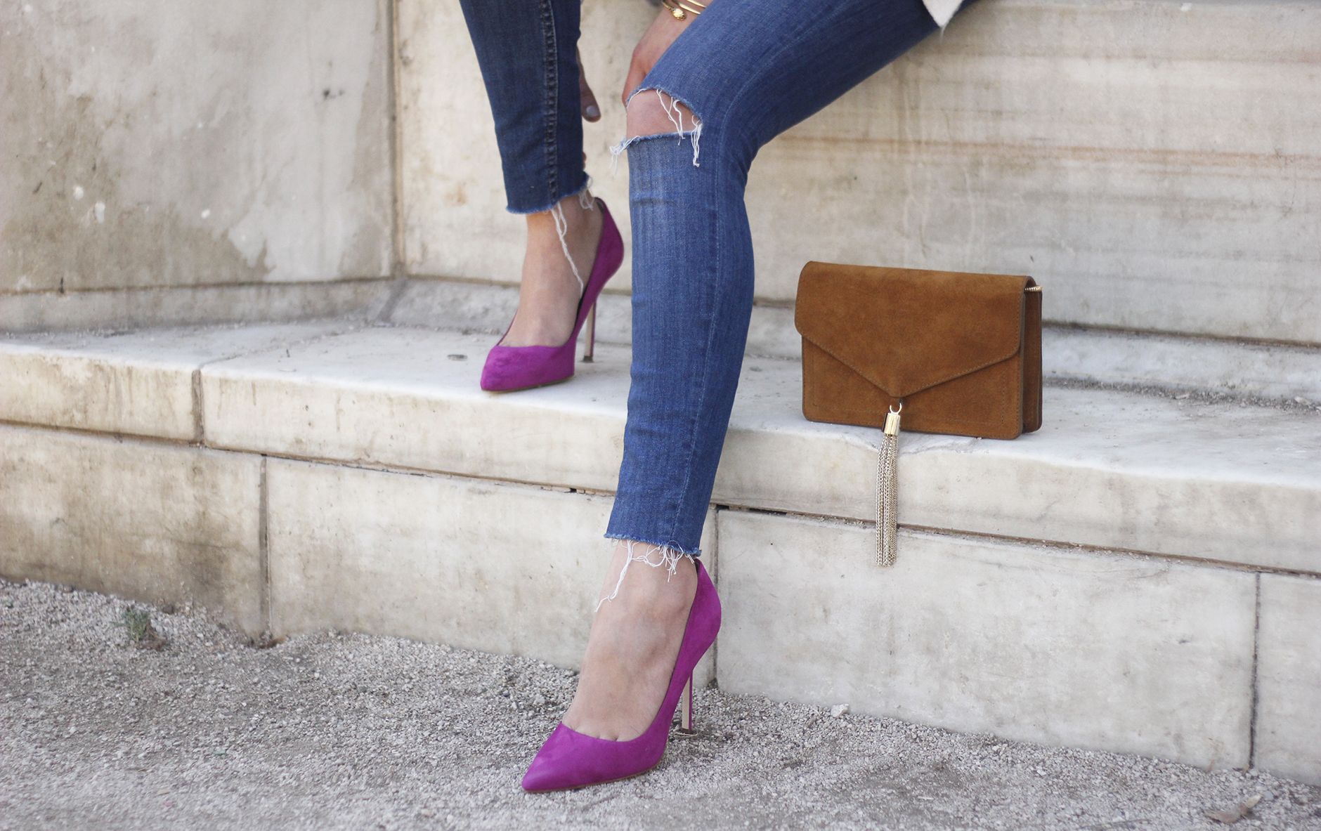 White Sweater Jeans Pink Heels Carolina Herrera outfit15