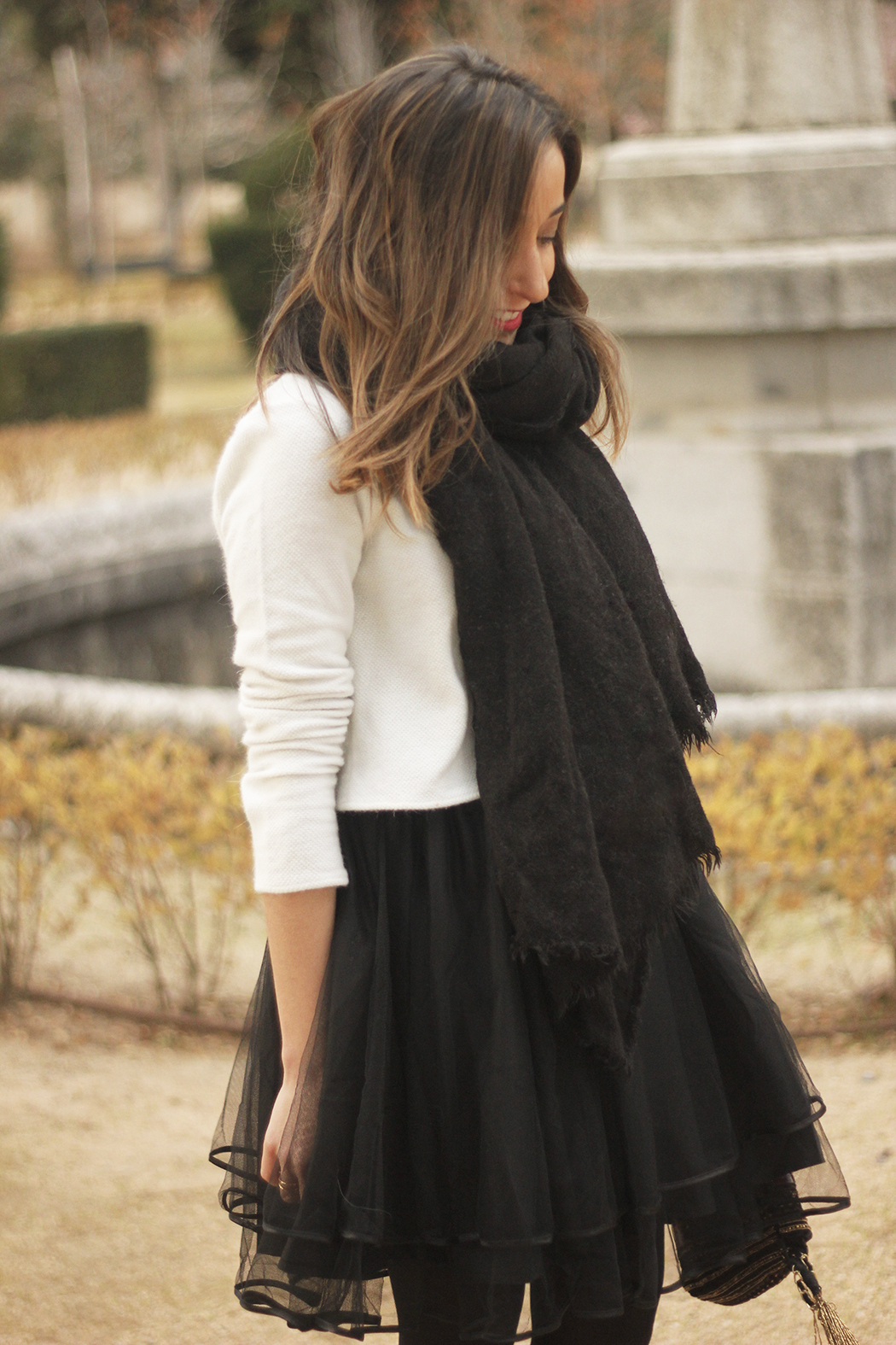 black tulle skirt white sweater black scarf outfit heels03