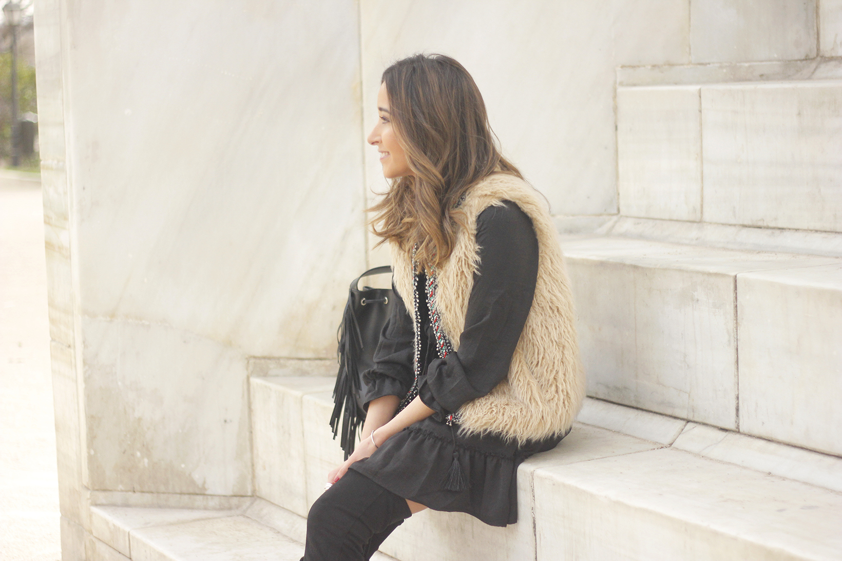 black boho dress fur vest over the knee boots fashion outfit01