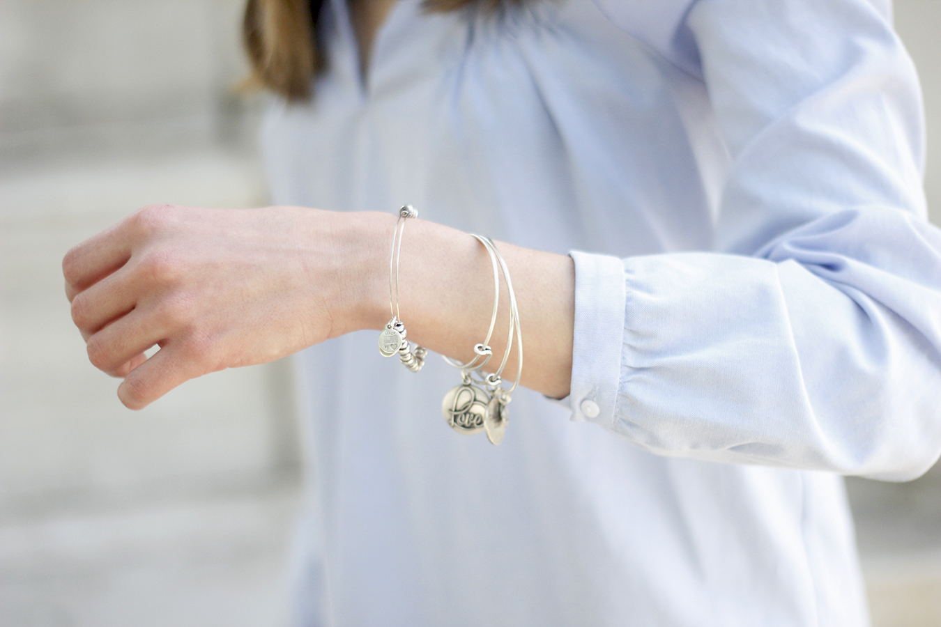 off the shoulders top black ripped jeans nude sandals outfit10