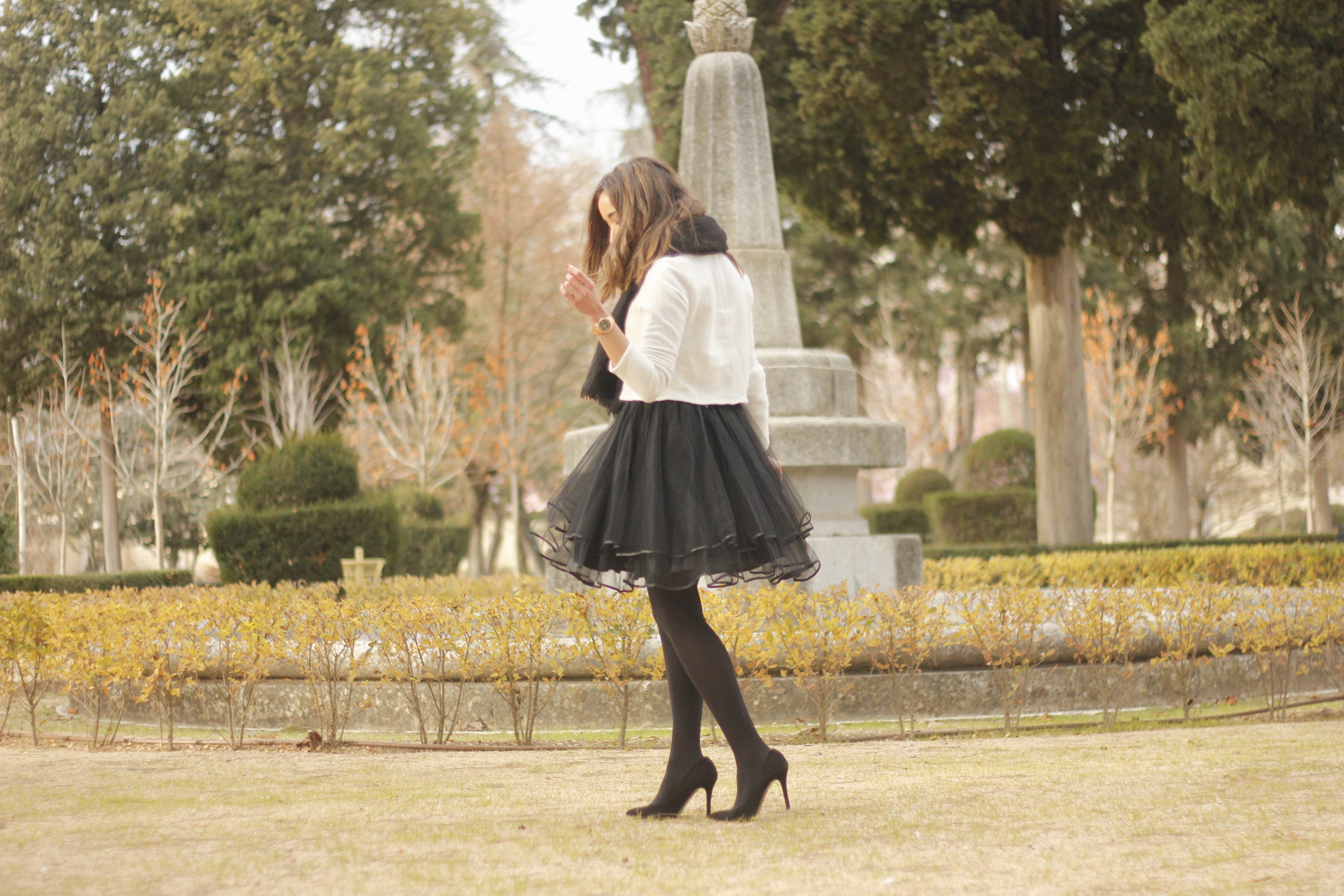 black tulle skirt white sweater black scarf outfit heels18