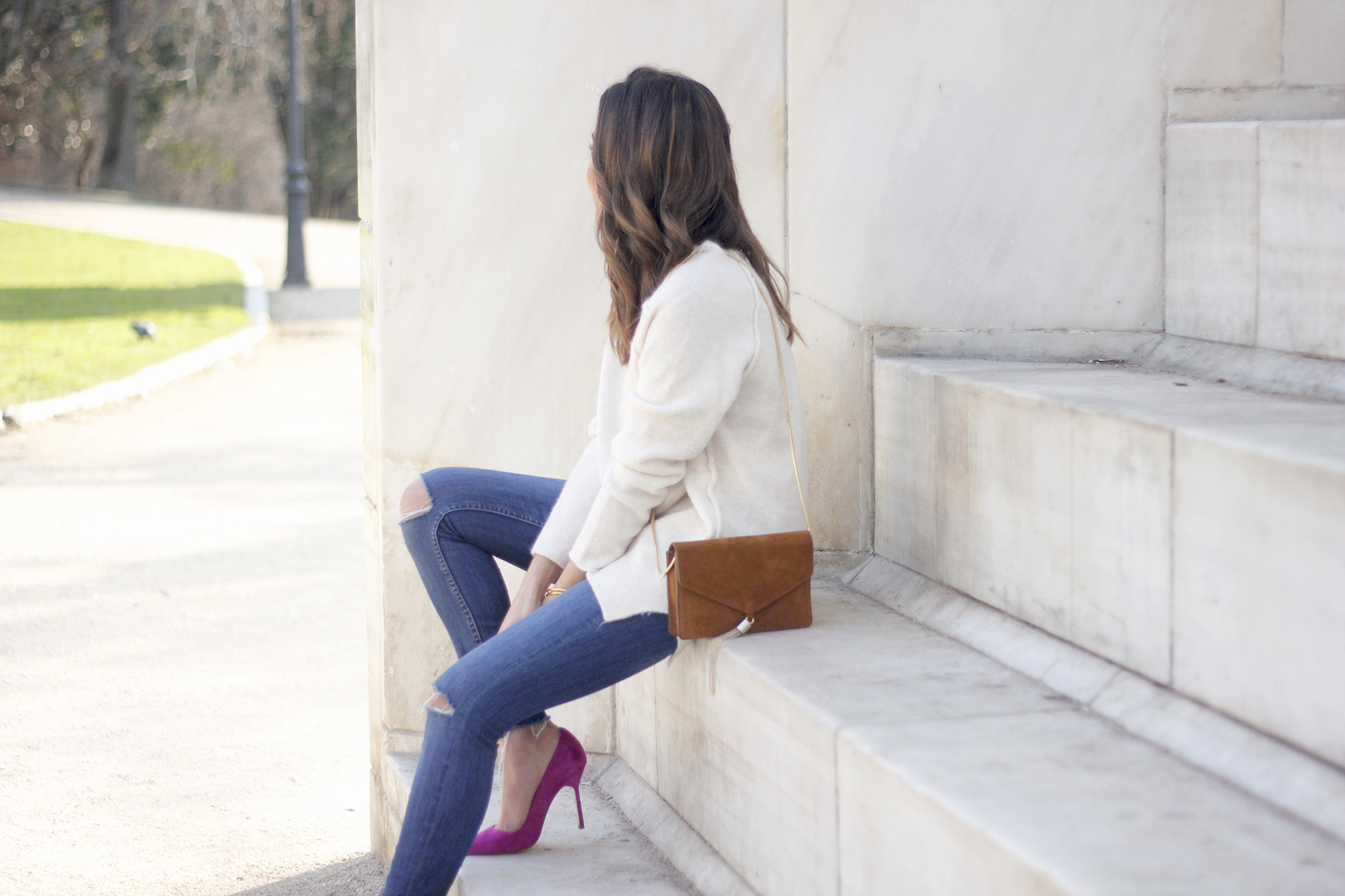 White Sweater Jeans Pink Heels Carolina Herrera outfit08