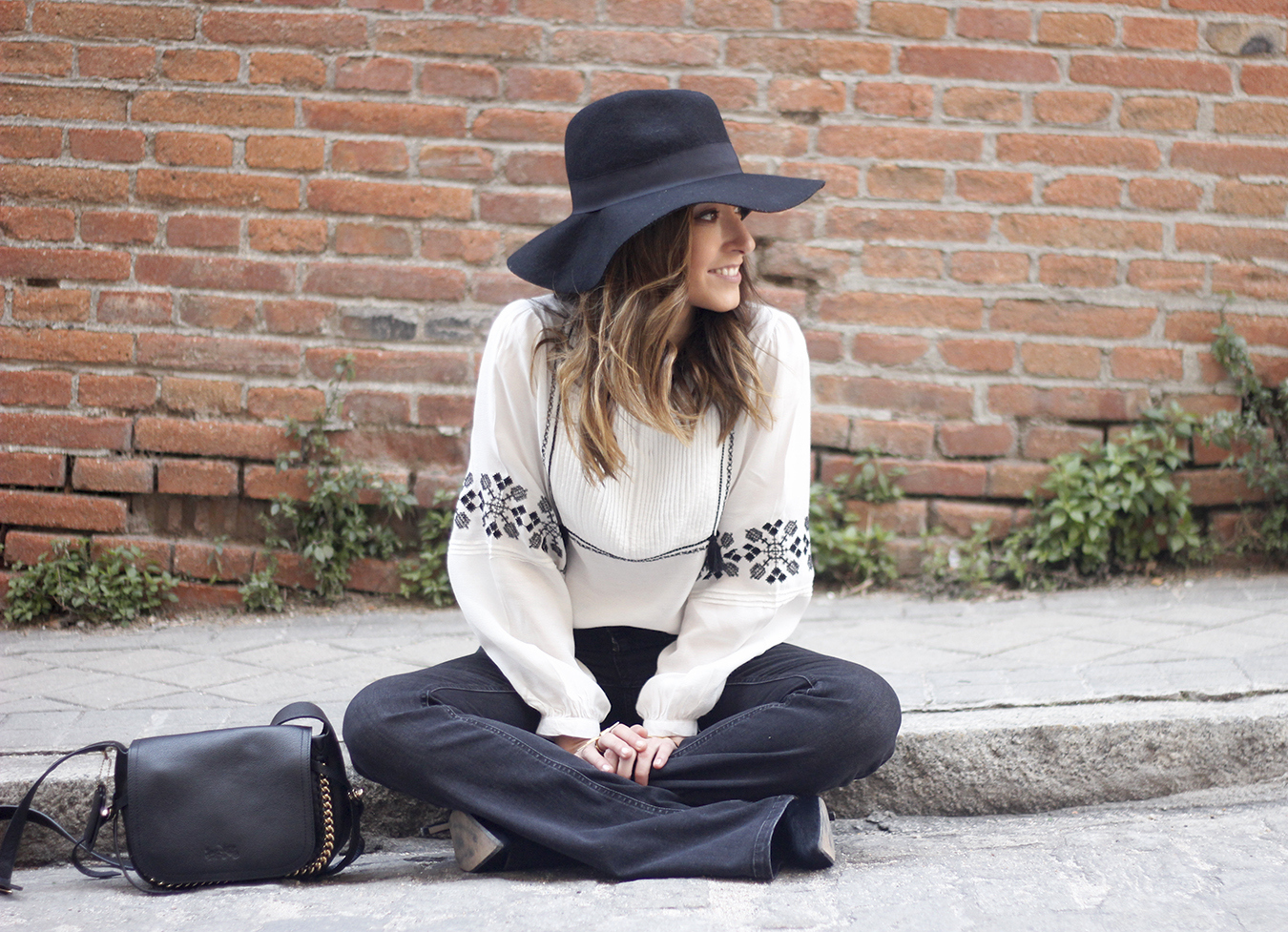 boho style flared jeans booties black outfit coach bag15