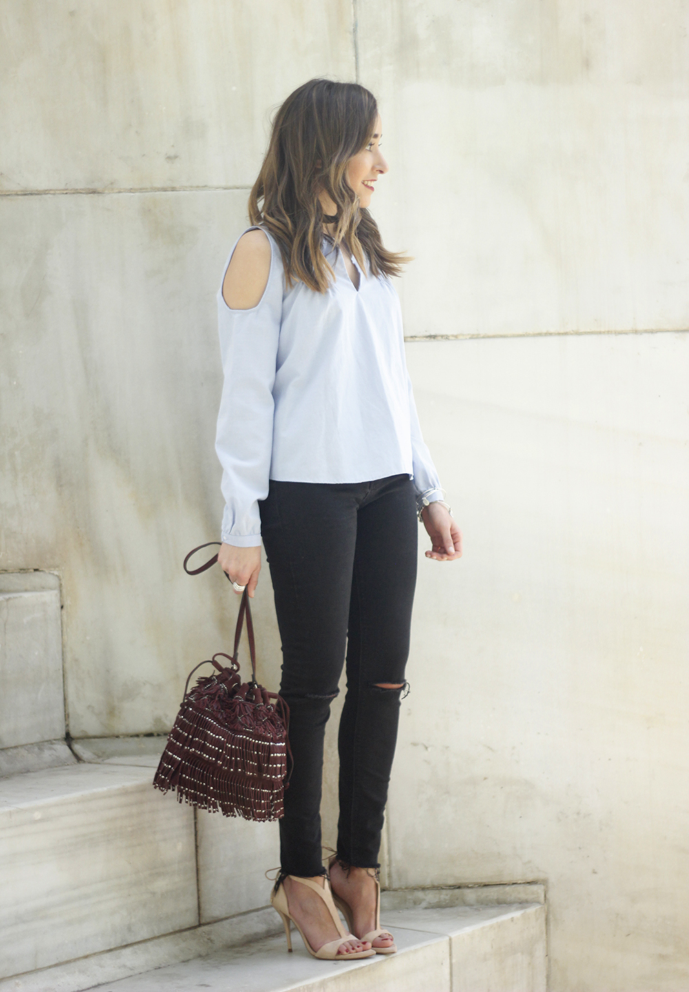 off the shoulders top black ripped jeans nude sandals outfit11