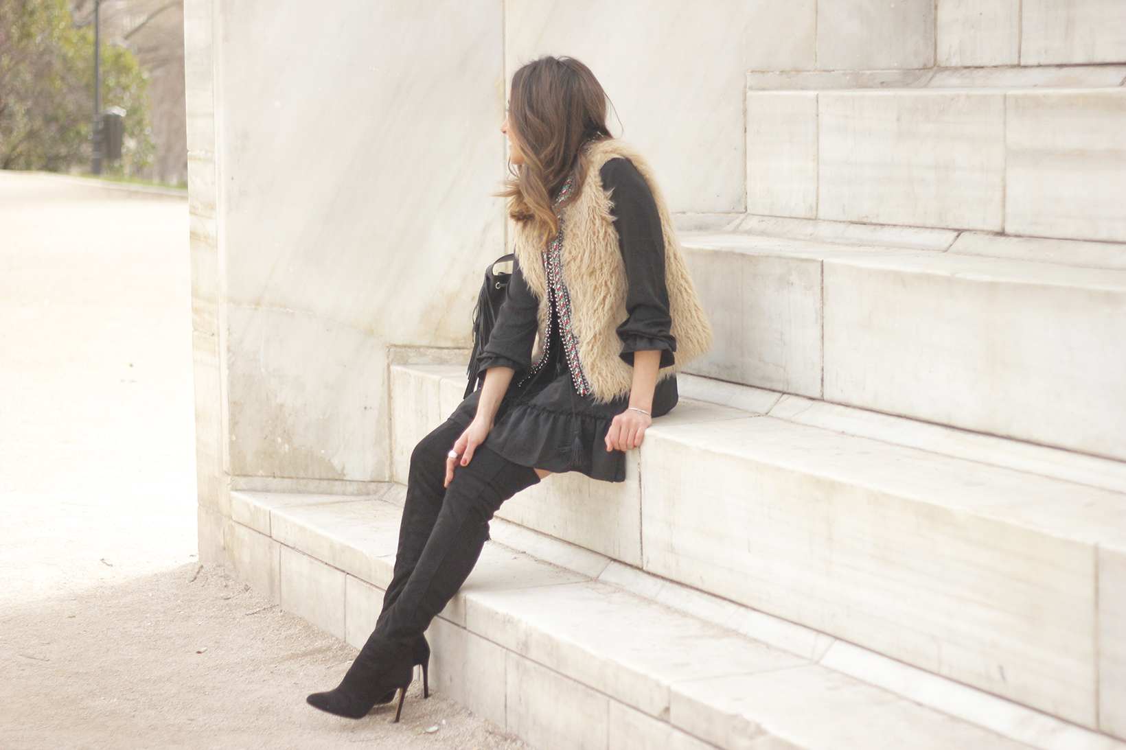 black boho dress fur vest over the knee boots fashion outfit02