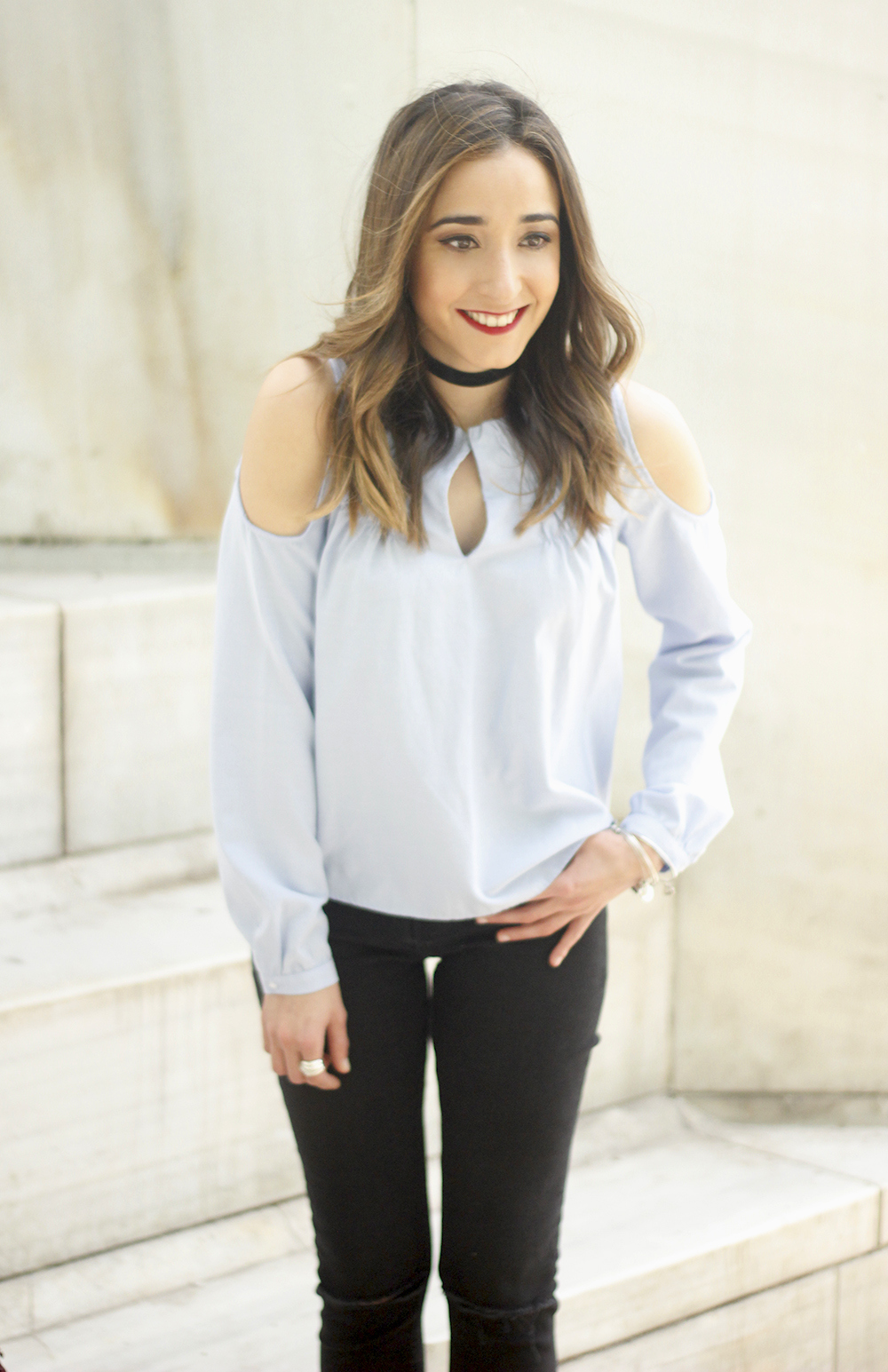 off the shoulders top black ripped jeans nude sandals outfit09