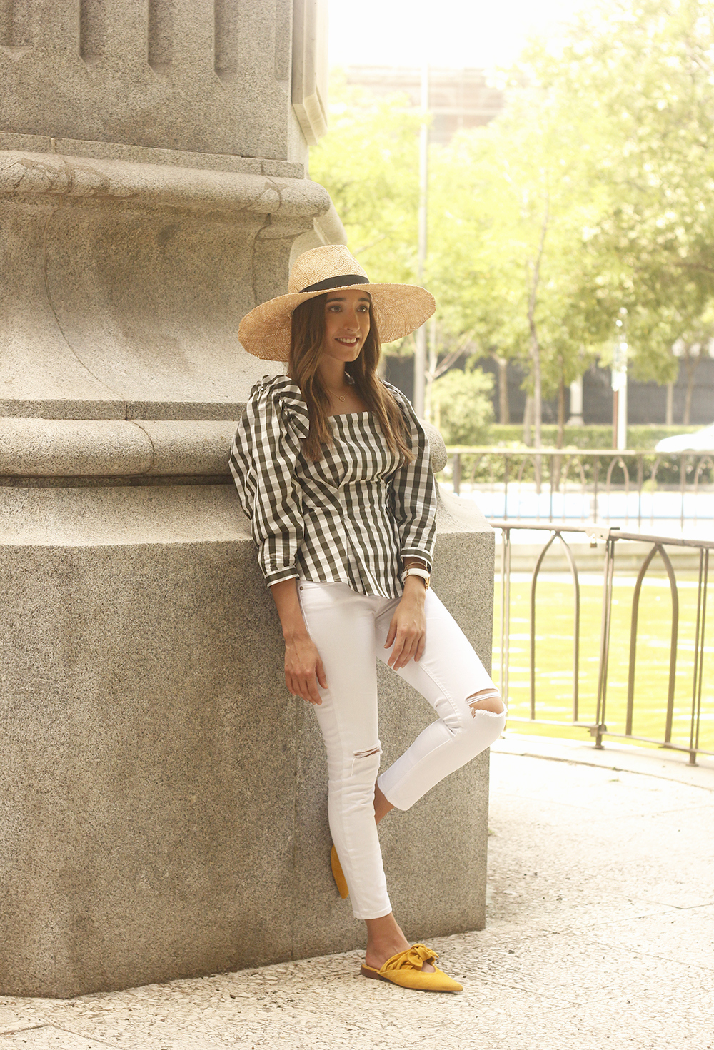 vichy top uterqüe mustard mules white jeans straw hat street style summer outfit 201810
