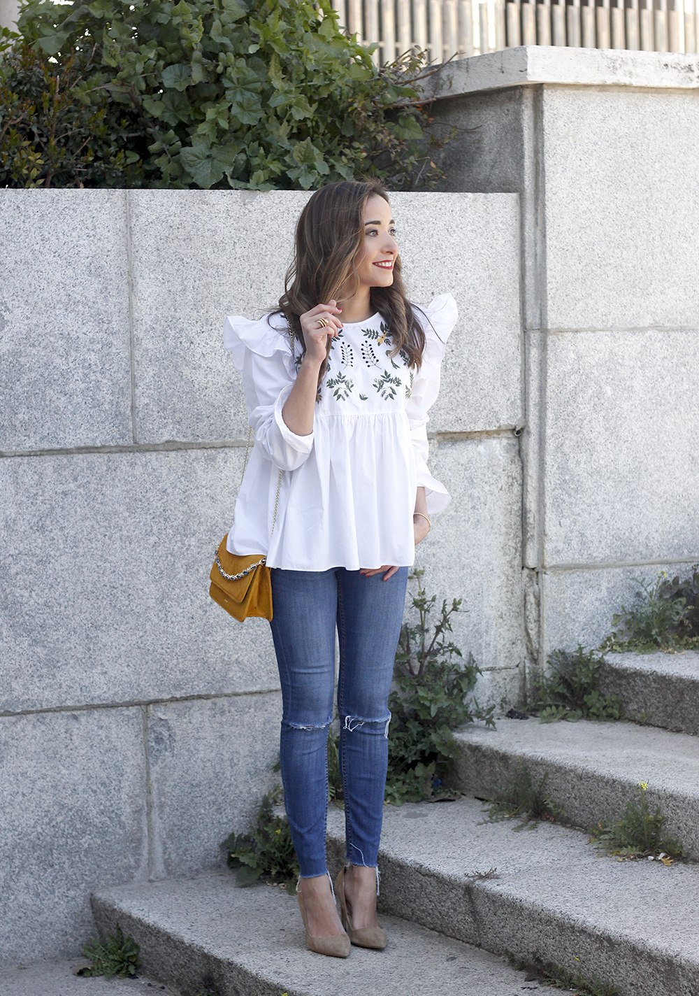 White blouse with ruffles and flower embroidery ripped jeans heels uterqüe bag fashion style outfit03