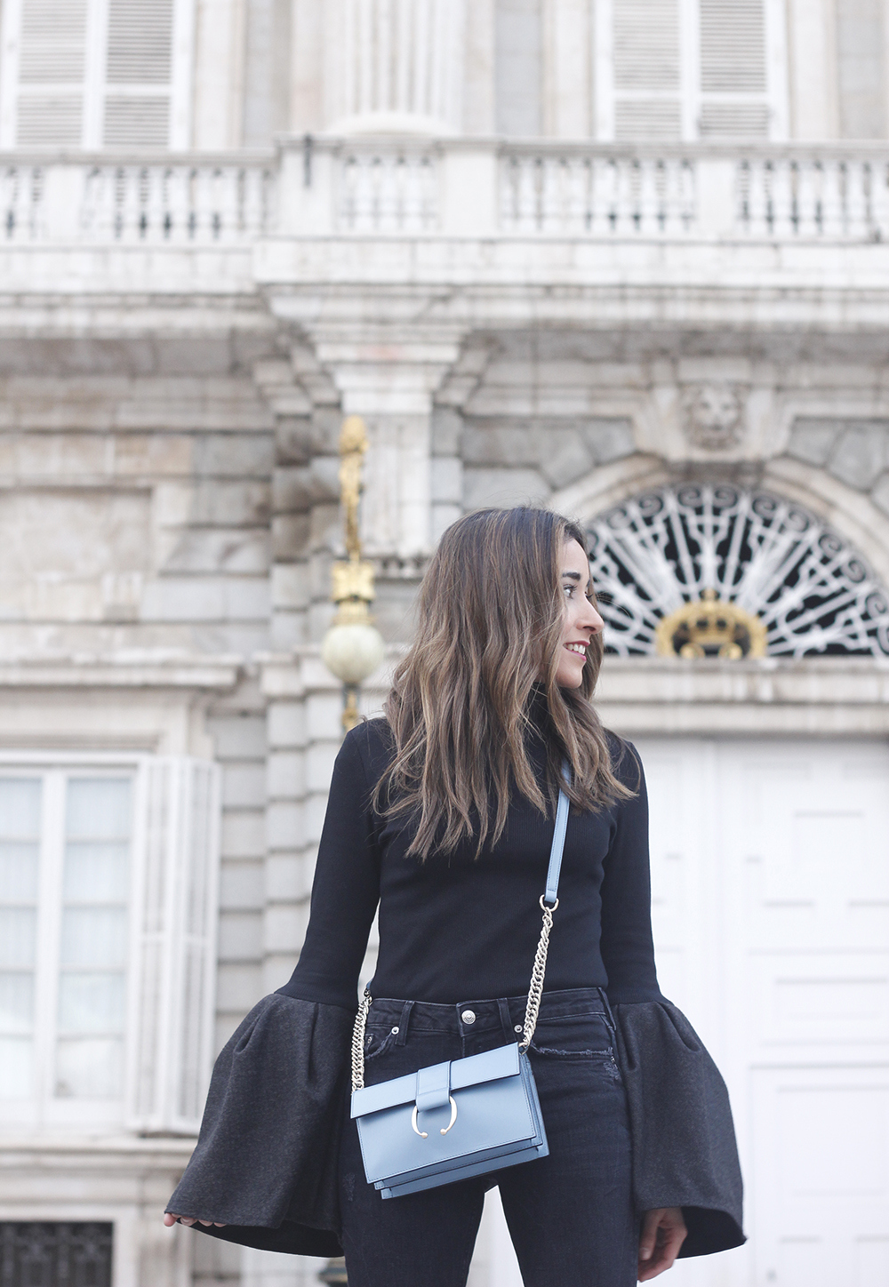 Black sweater with bell sleeves black jeans heels uterqüe bag palacio real madrid street style fashion outfit20