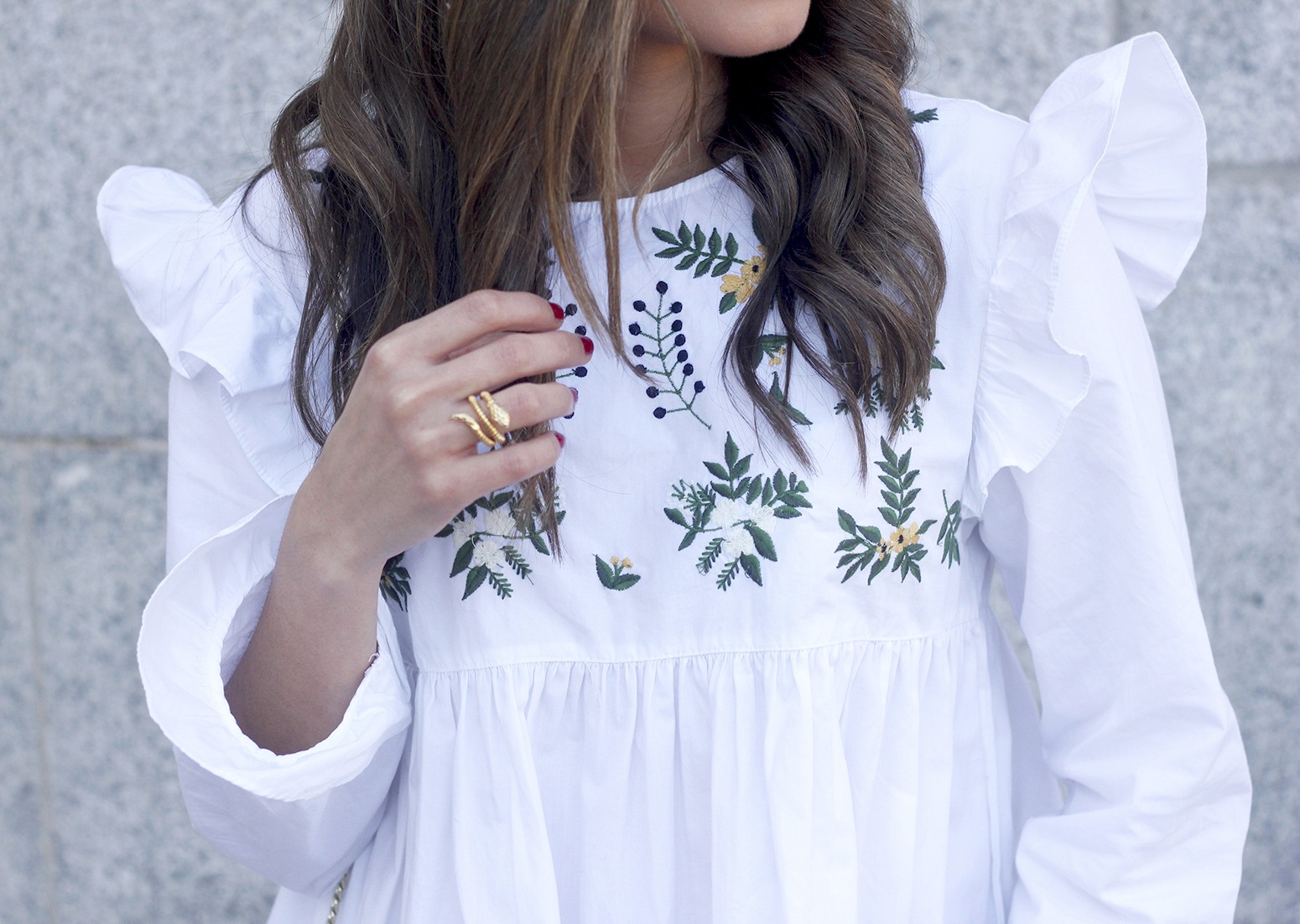 White blouse with ruffles and flower embroidery ripped jeans heels uterqüe bag fashion style outfit14