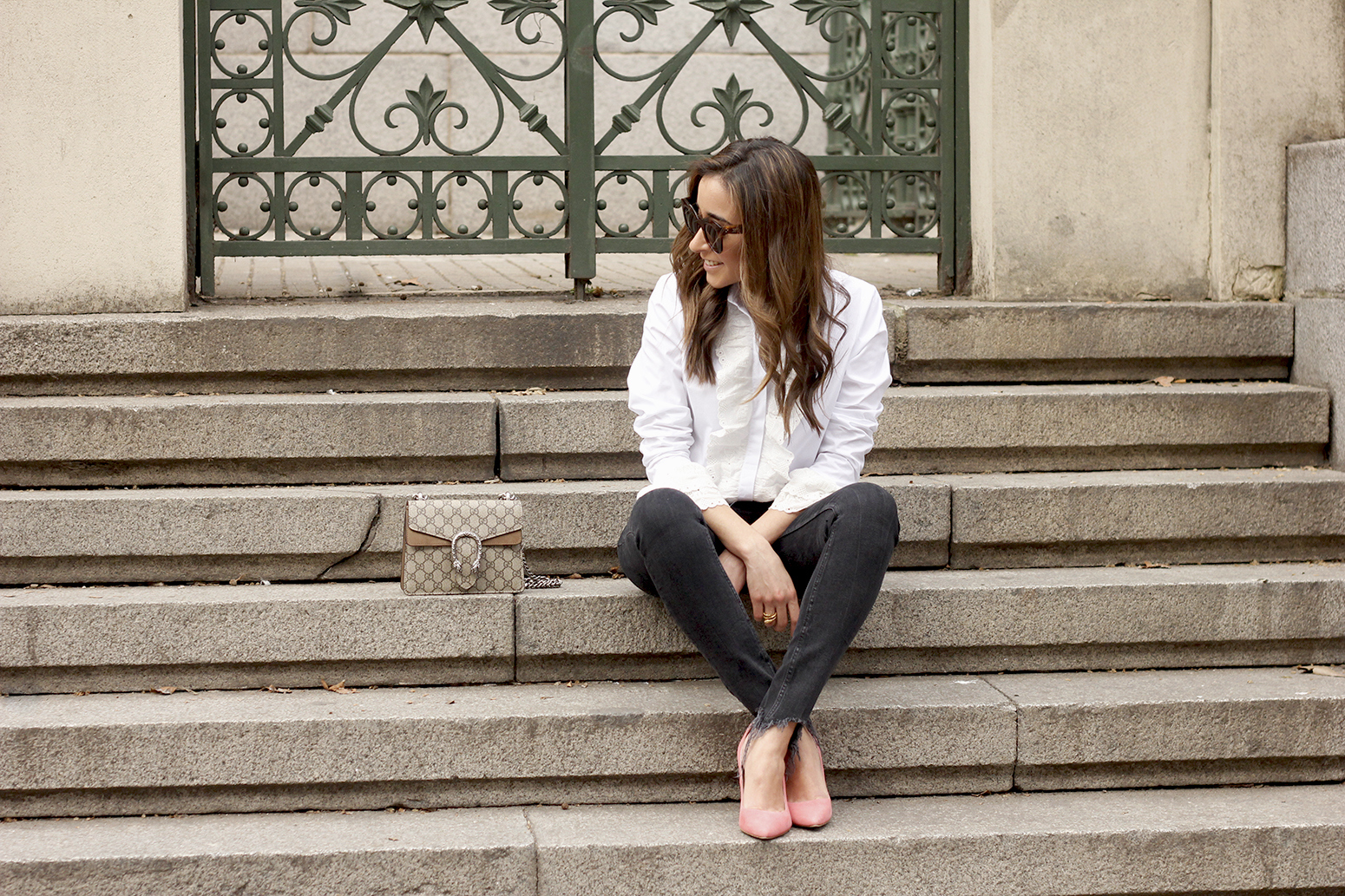 White ruffled shirt pink heels black jeans uterqüe gucci bag céline outfit style04