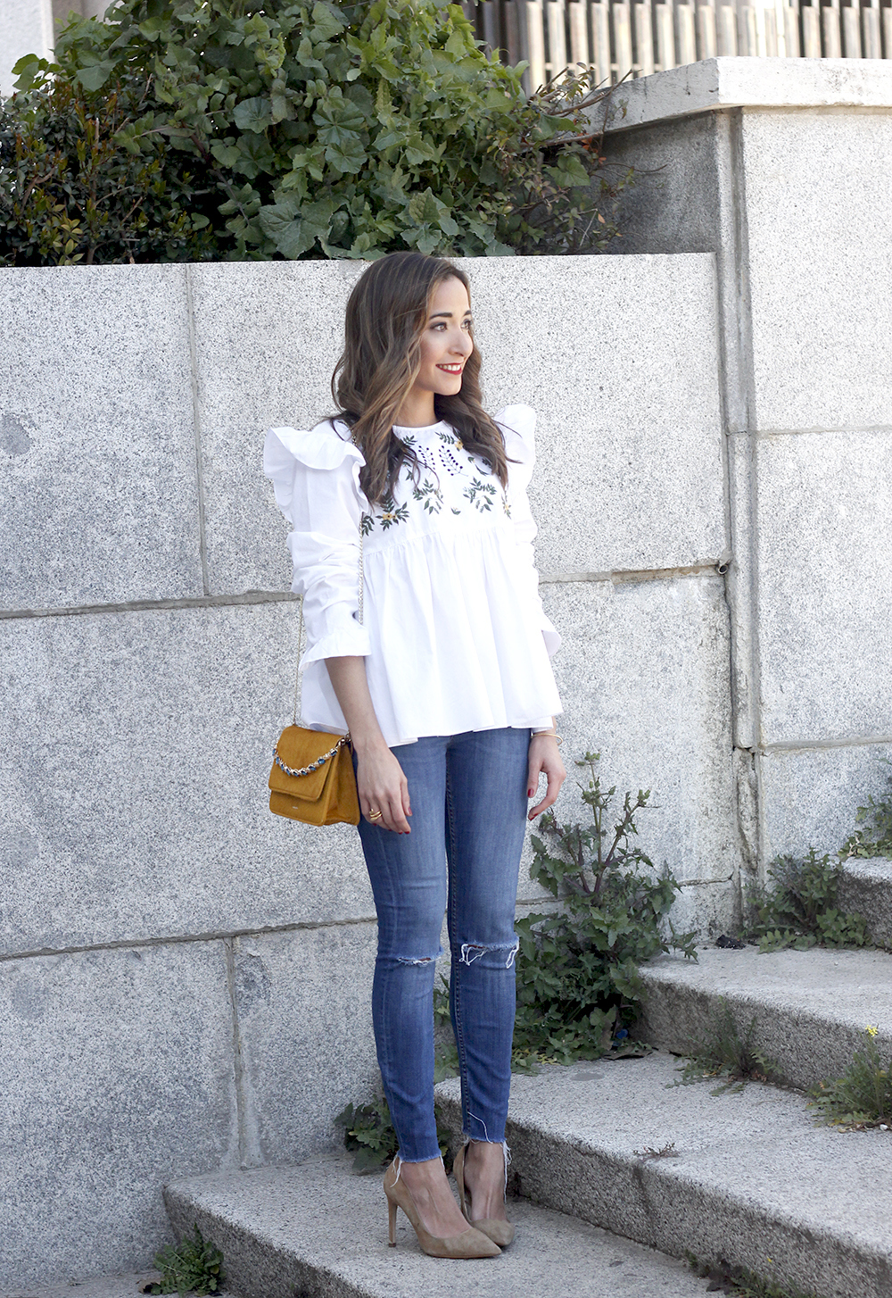 White blouse with ruffles and flower embroidery ripped jeans heels uterqüe bag fashion style outfit05