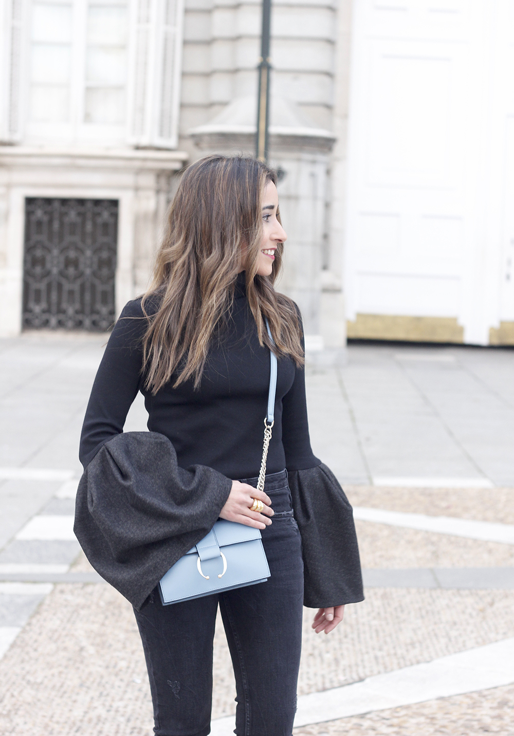 Black sweater with bell sleeves black jeans heels uterqüe bag palacio real madrid street style fashion outfit17