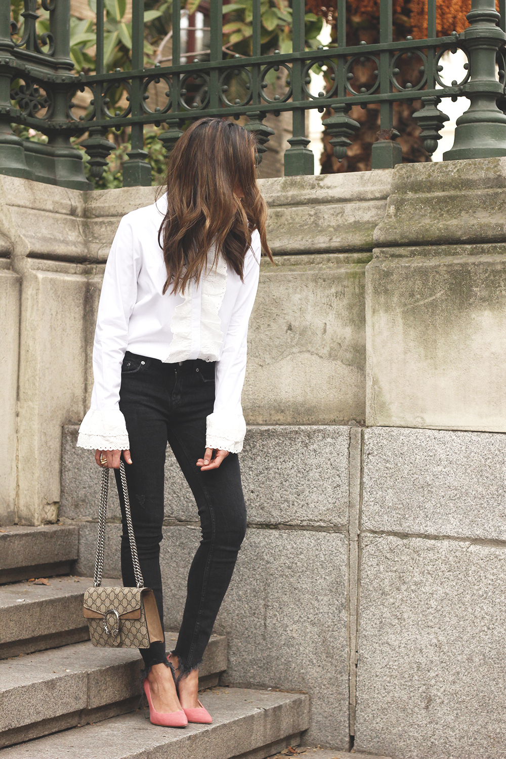 White ruffled shirt pink heels black jeans uterqüe gucci bag céline outfit style02