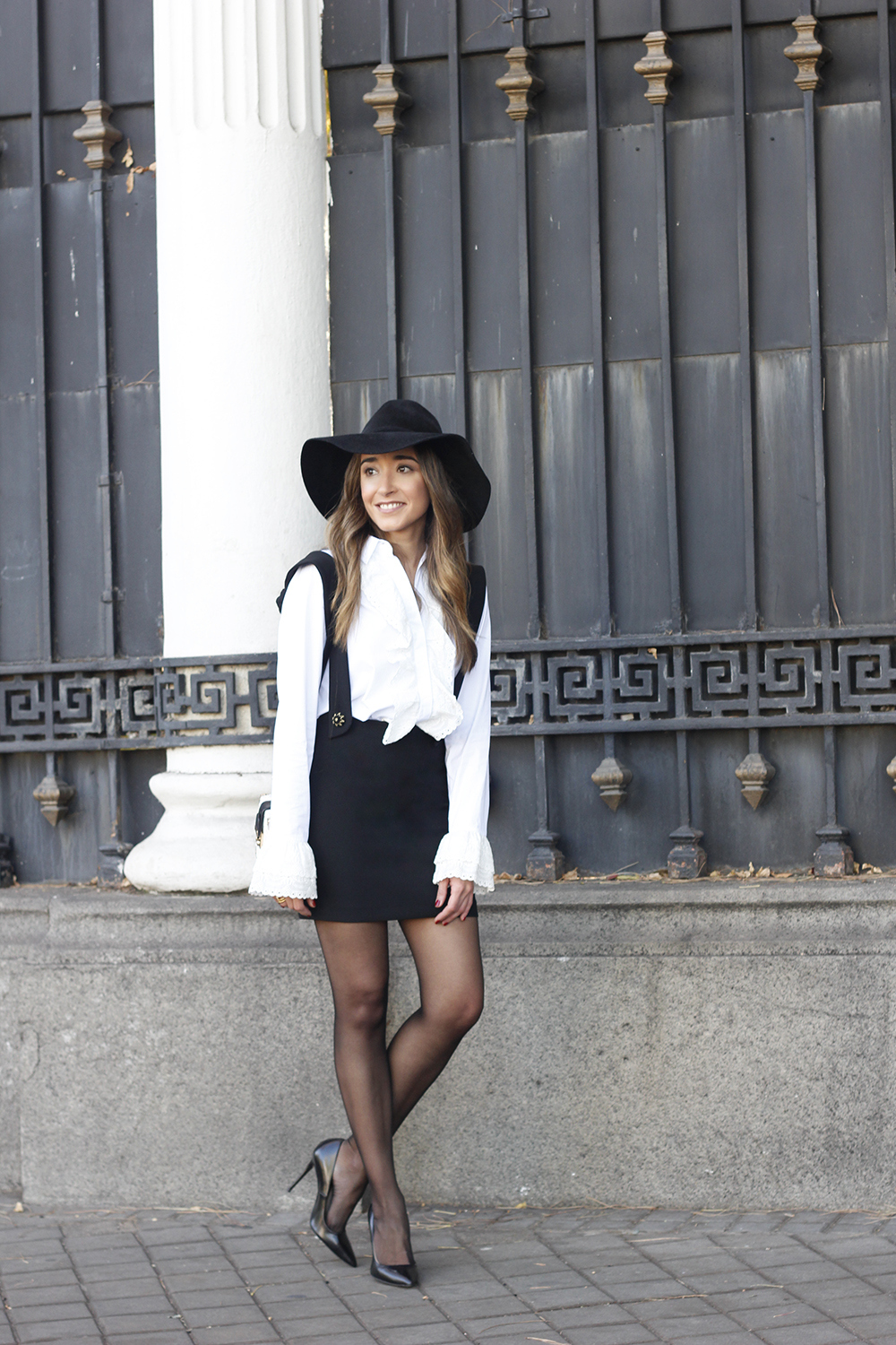 black skirt white shirt black and white outfit trend inspiration hat style fall look blanco y negro01