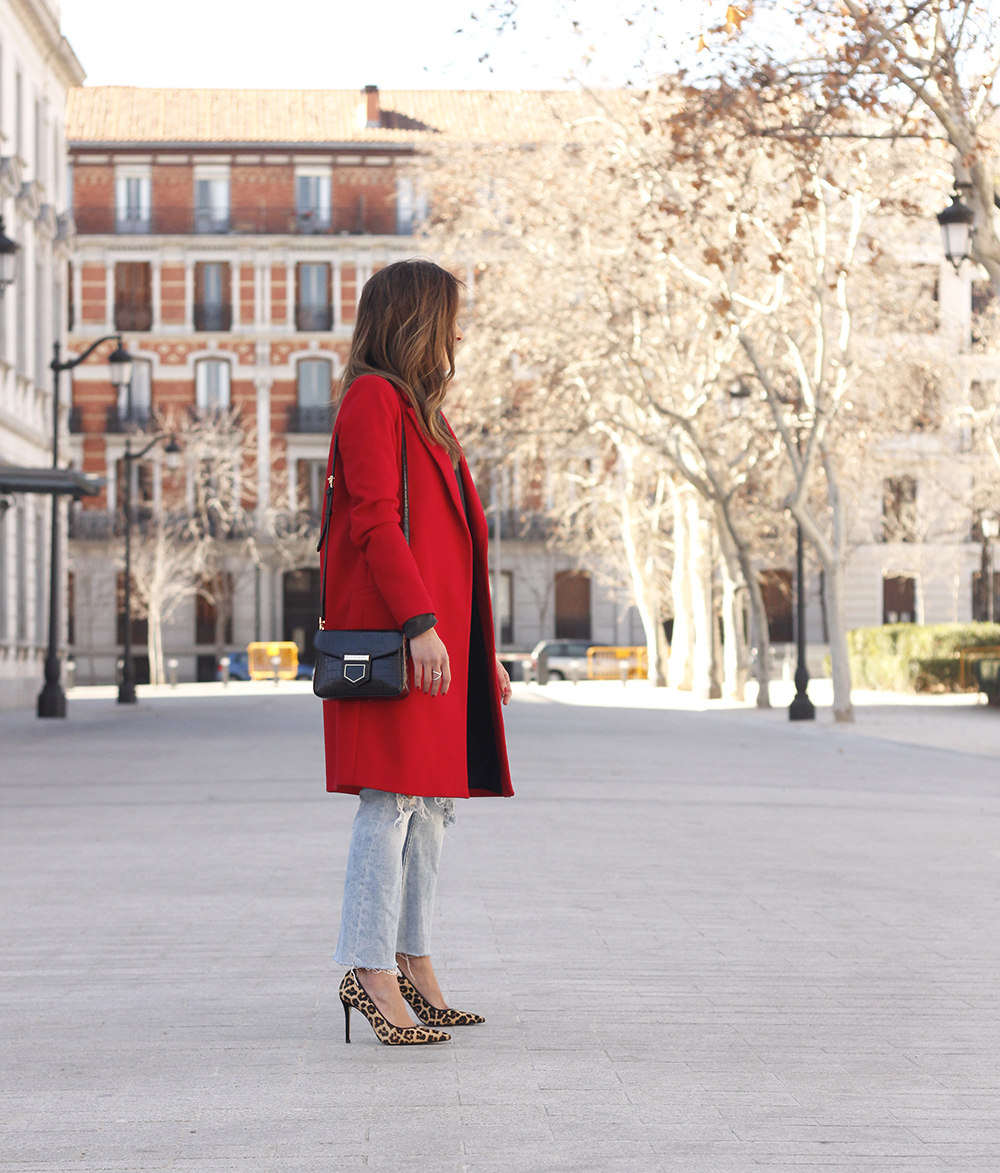 red coat givenchy bag ripped jeans leopard heels winter outfit look de invierno03