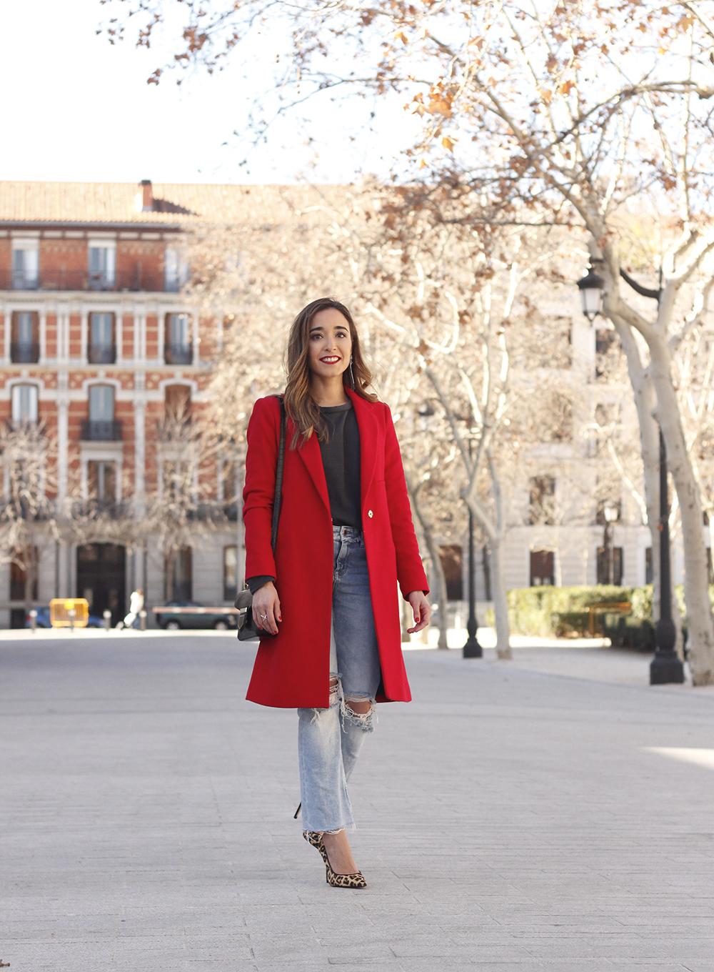 red coat givenchy bag ripped jeans leopard heels winter outfit look de invierno06