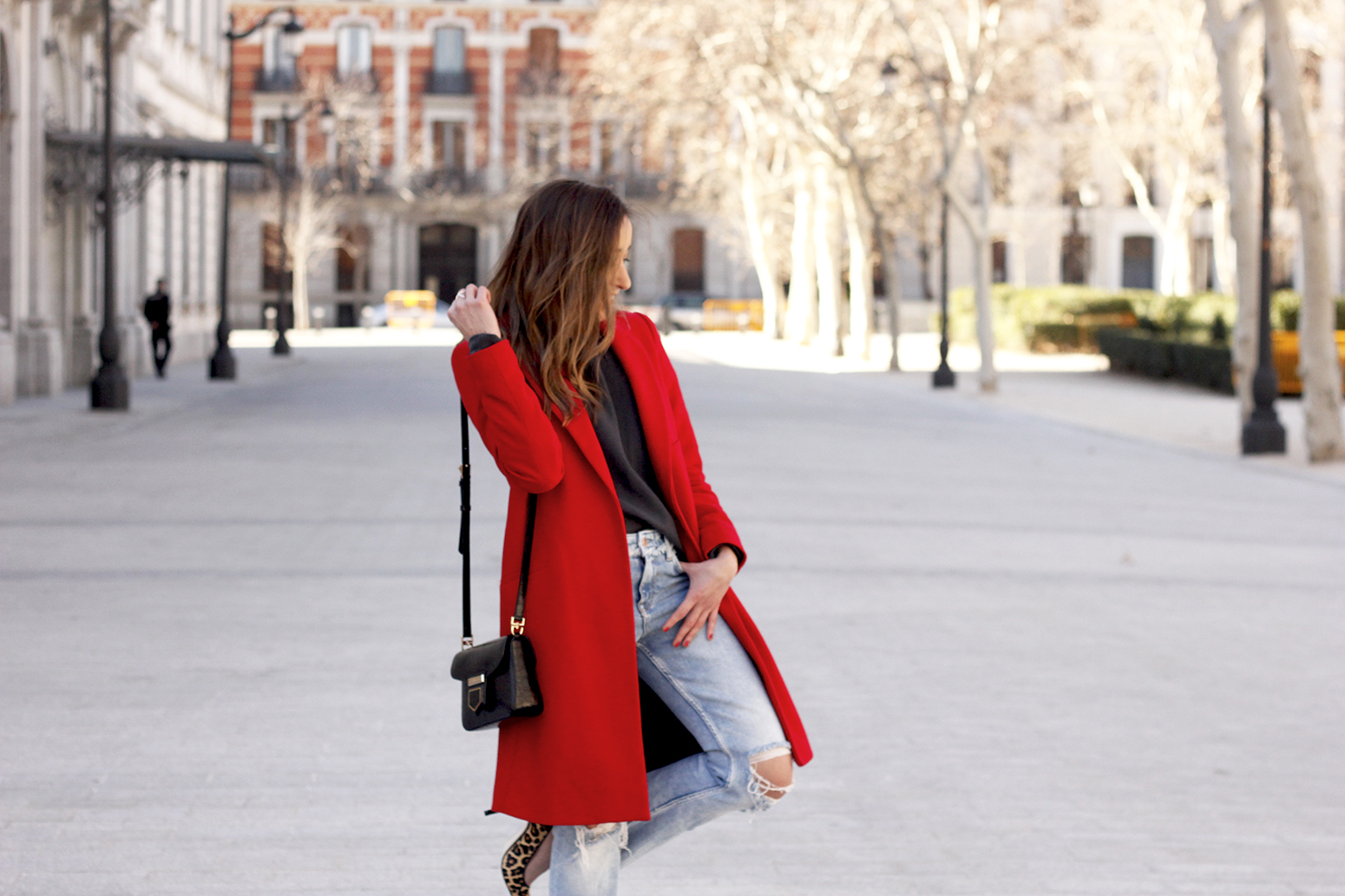 red coat givenchy bag ripped jeans leopard heels winter outfit look de invierno11