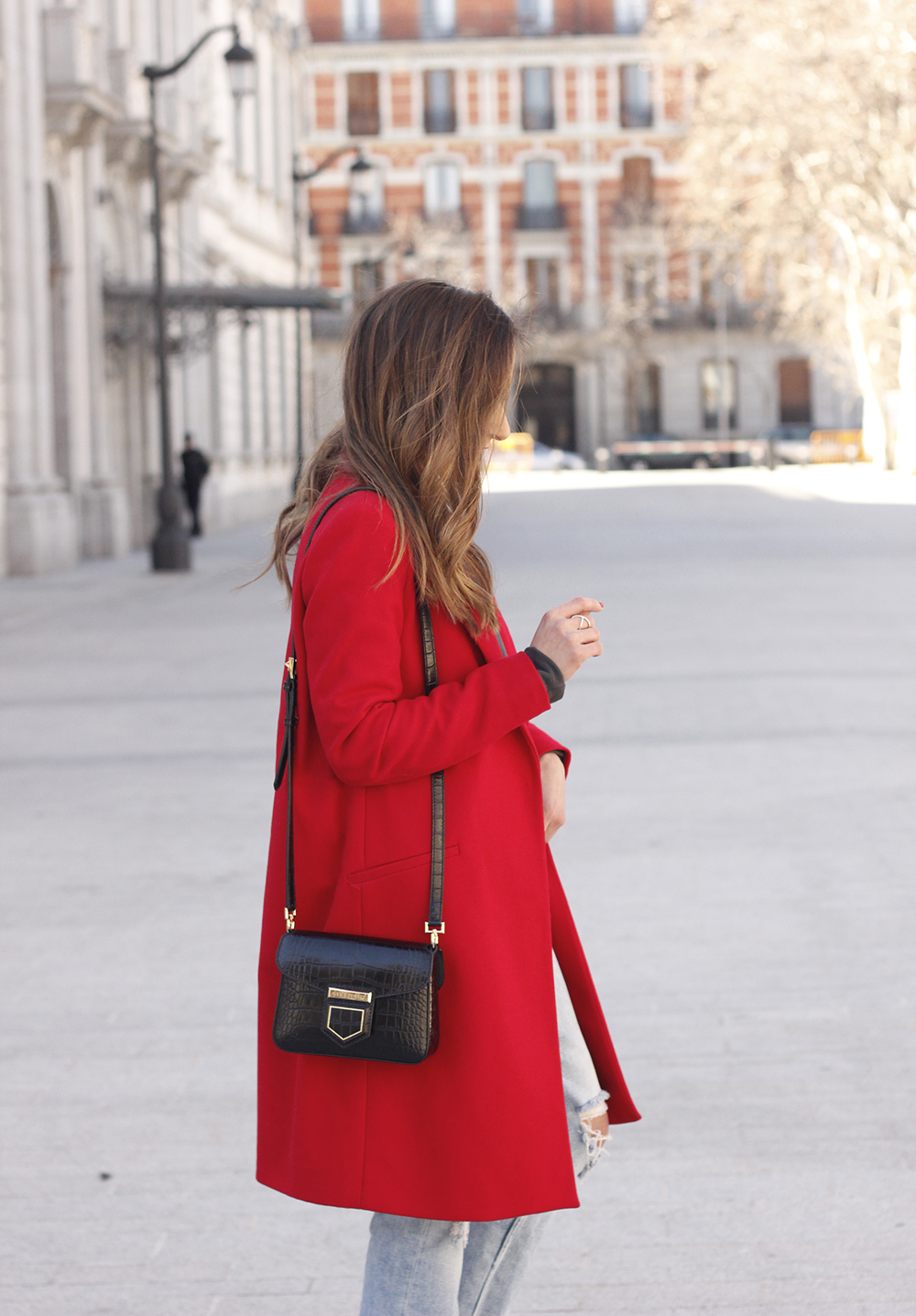 red coat givenchy bag ripped jeans leopard heels winter outfit look de invierno12