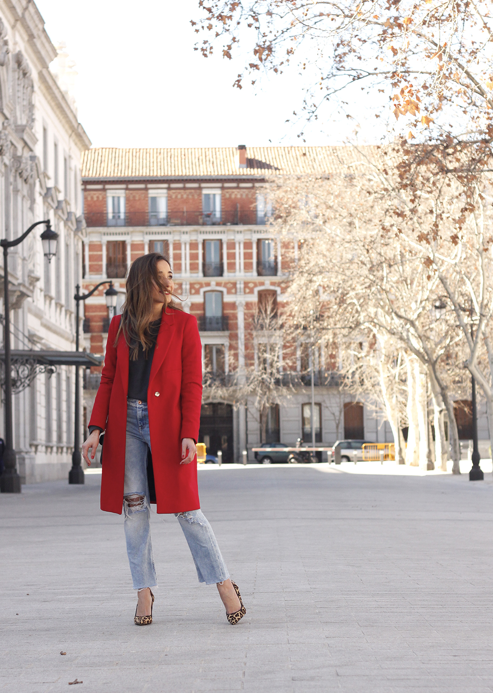 red coat givenchy bag ripped jeans leopard heels winter outfit look de invierno01