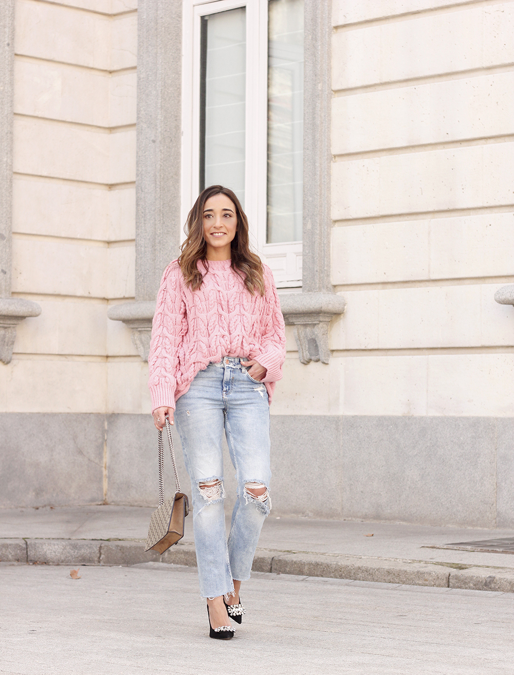 Pink chunky sweater ripped jeans gucci bag uterqüe heels casual winter outfit 2018 look invierno jersey rosa zara02