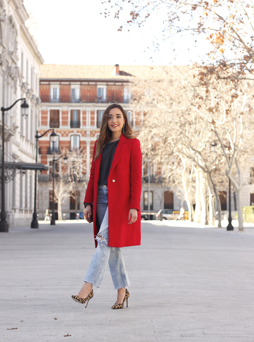 red coat givenchy bag ripped jeans leopard heels winter outfit look de invierno08