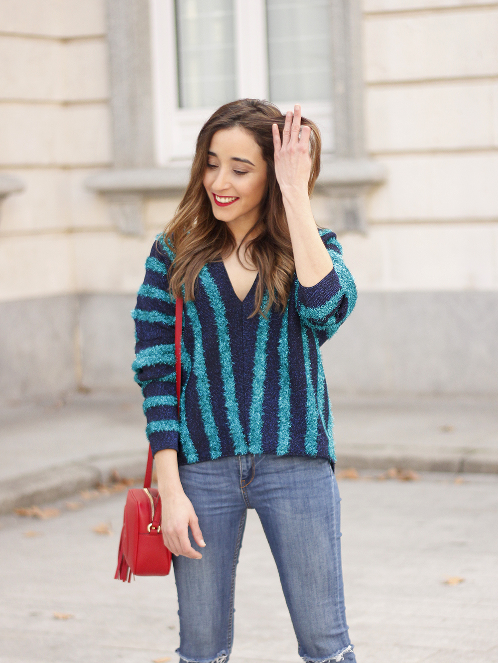 metallic jersey ripped jeans gucci bag red details winter outfit look invierno09