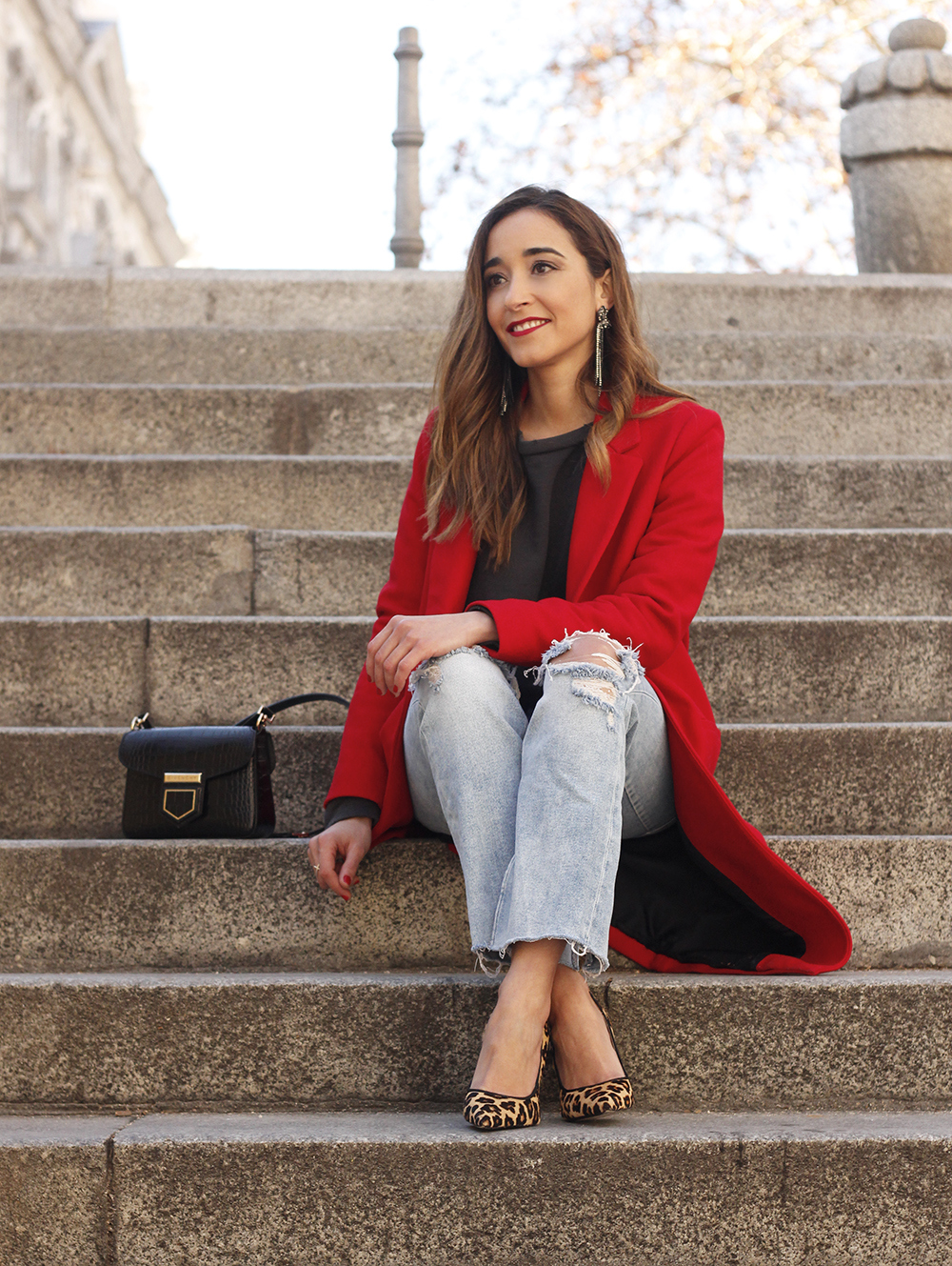 red coat givenchy bag ripped jeans leopard heels winter outfit look de invierno14