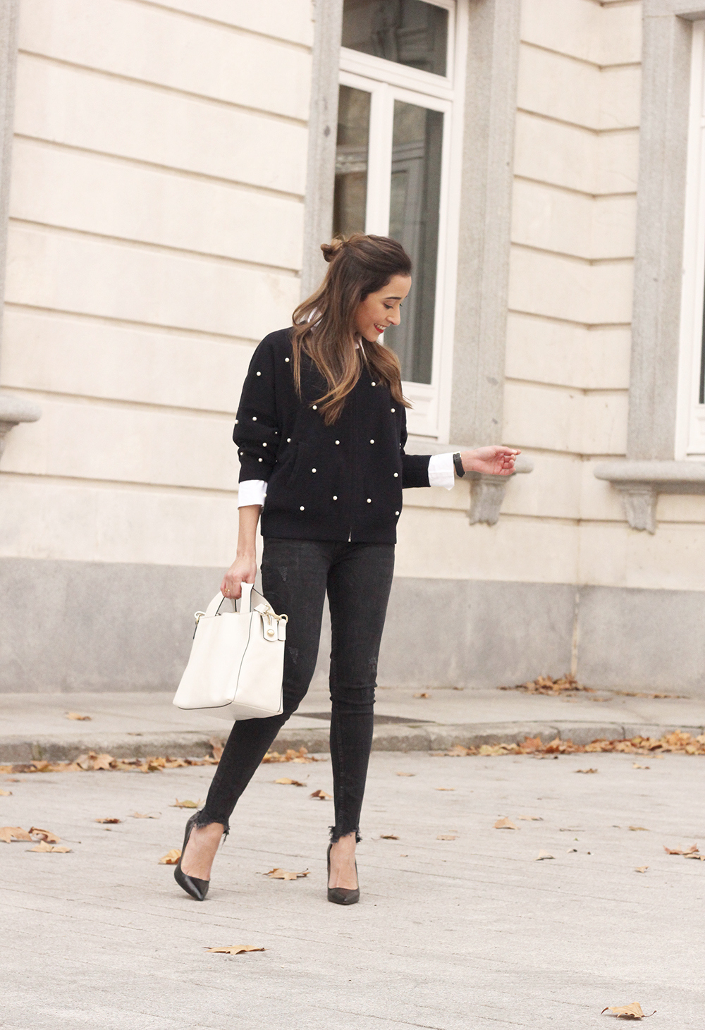 pearl bomber uterqüe black jeans white bag winter outfit 2018 style fashionbomber06