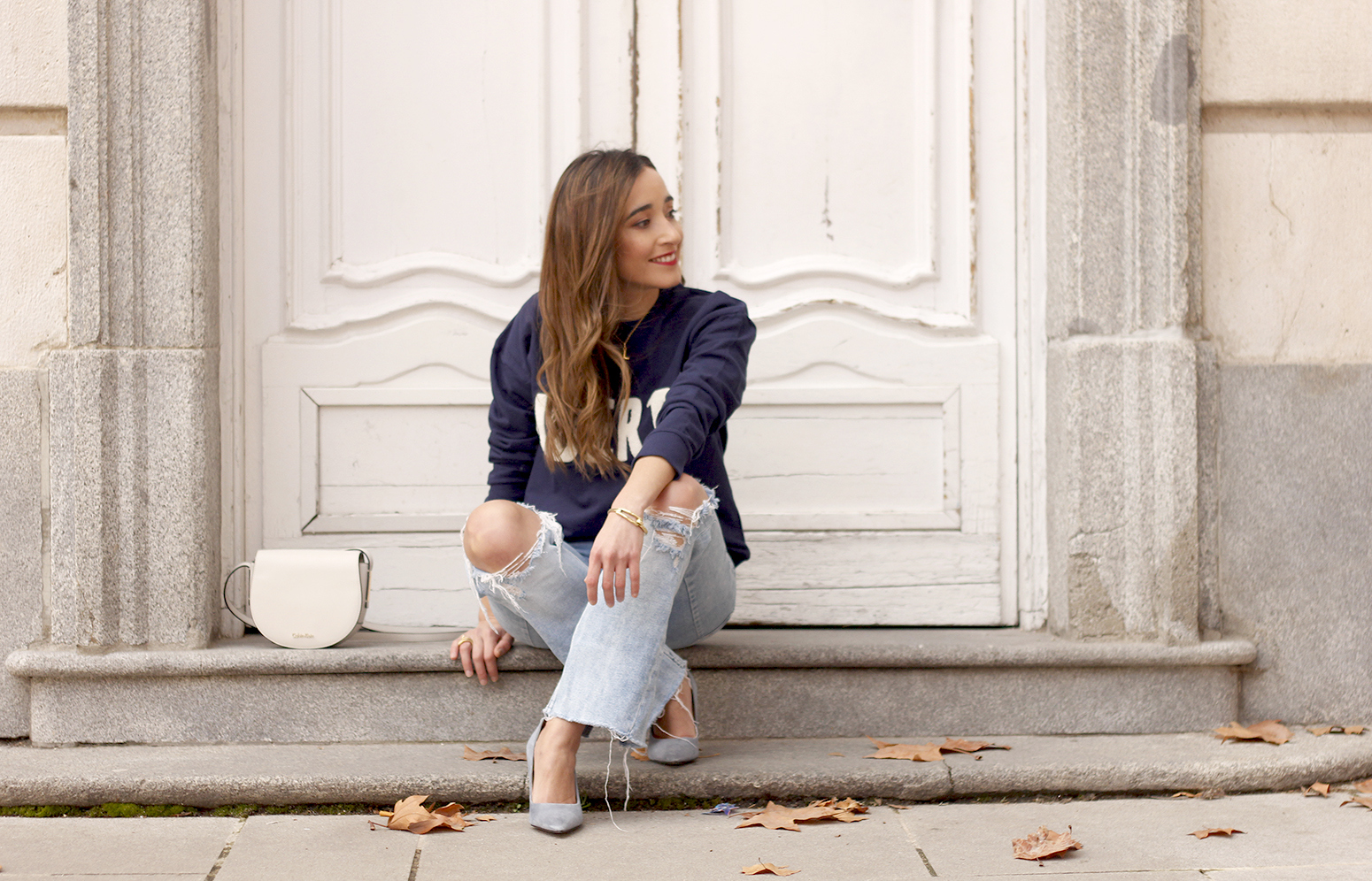 Sweatshirt ripped jeans clavin klein white bag high heels street style outfit 20198