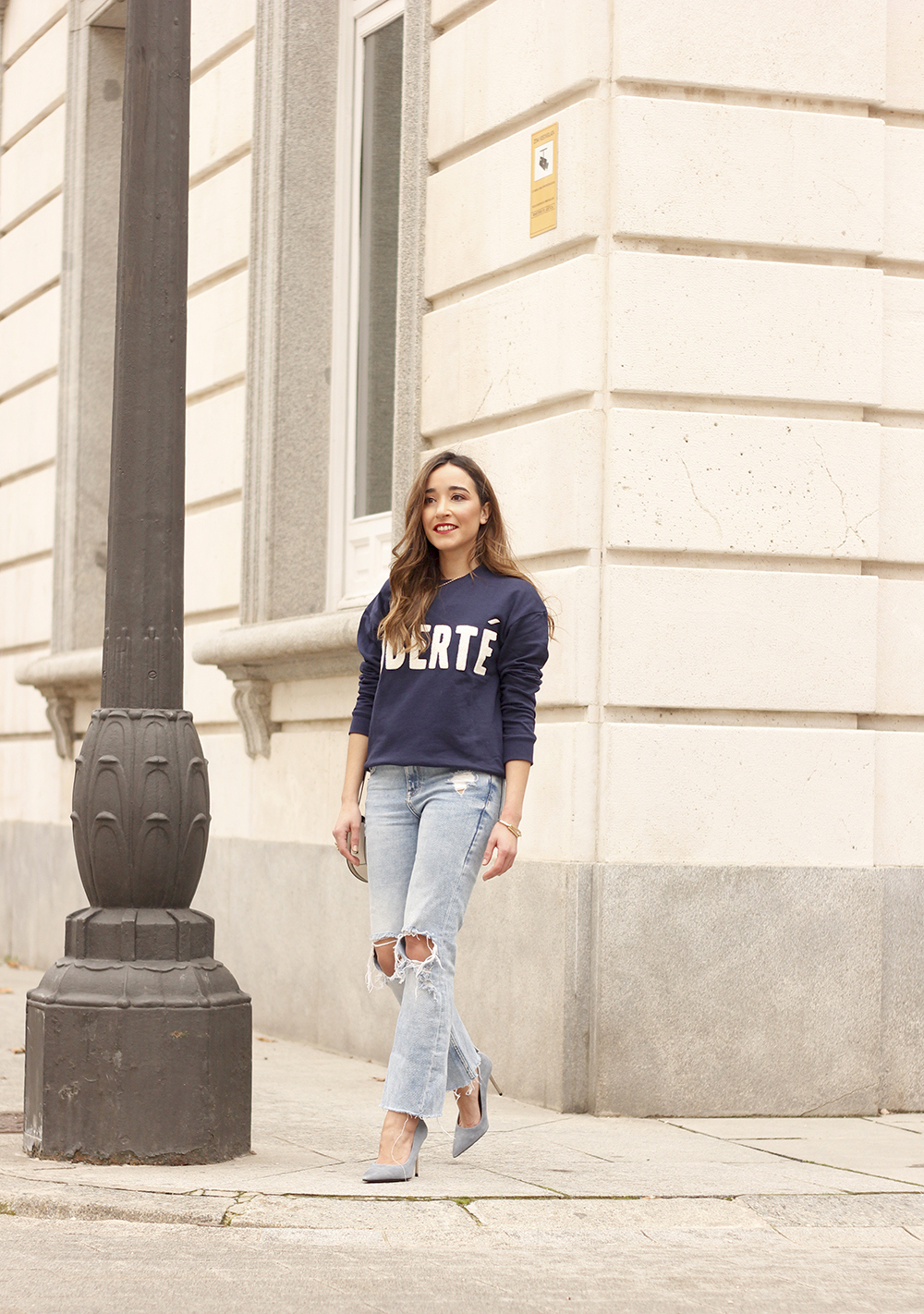 Sweatshirt ripped jeans clavin klein white bag high heels street style outfit 20191