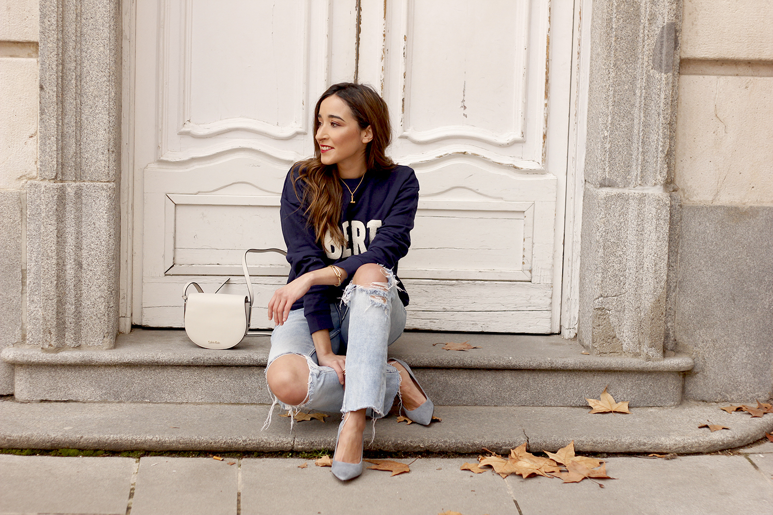 Sweatshirt ripped jeans clavin klein white bag high heels street style outfit 20196