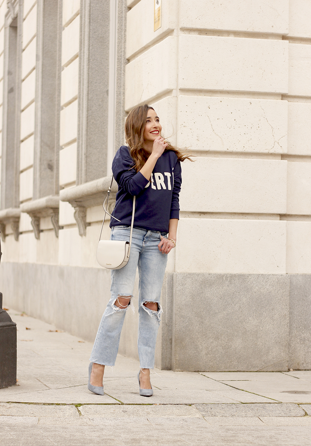Sweatshirt ripped jeans clavin klein white bag high heels street style outfit 20194