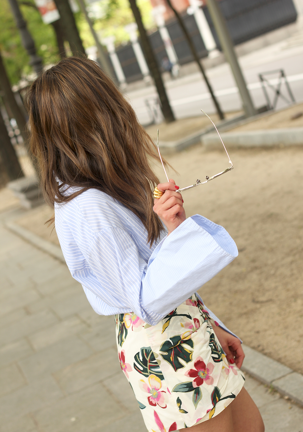 Floral print shorts striped shirt converse summer style fashion09