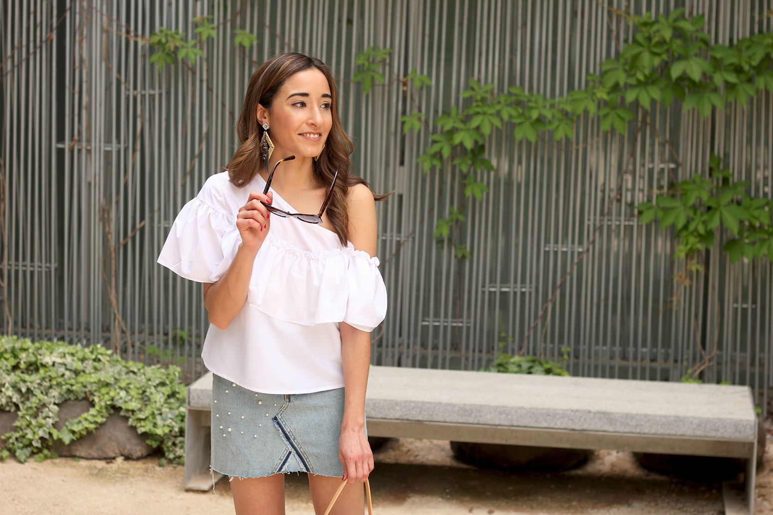 denim skirt with pearls heels wicker bagwhite top summer style fashion outfit14